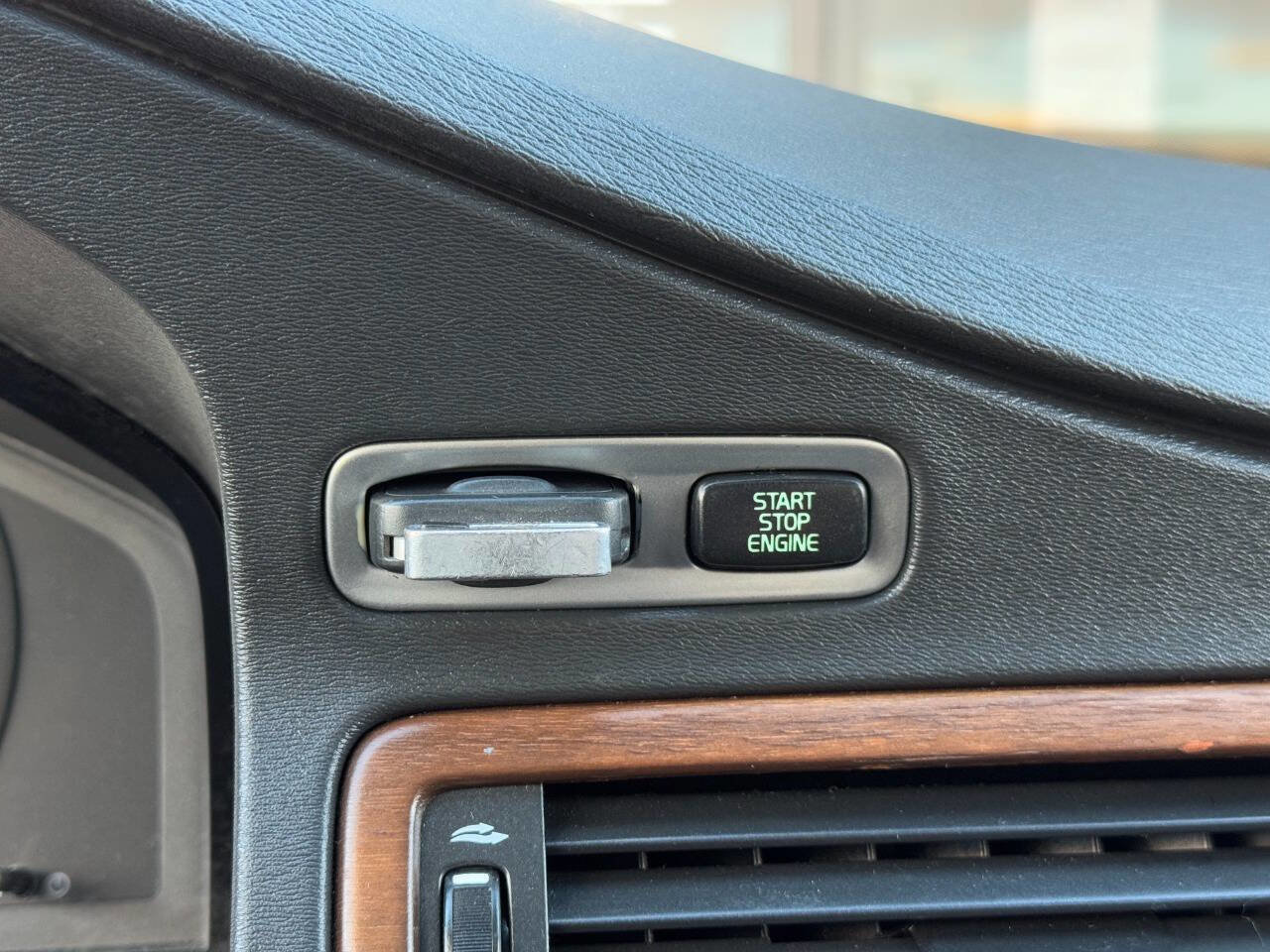 Used 2010 Volvo XC70 3.2 image 32