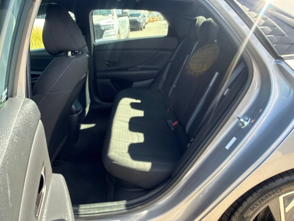 Used 2025 Hyundai Elantra SEL FWD image 25