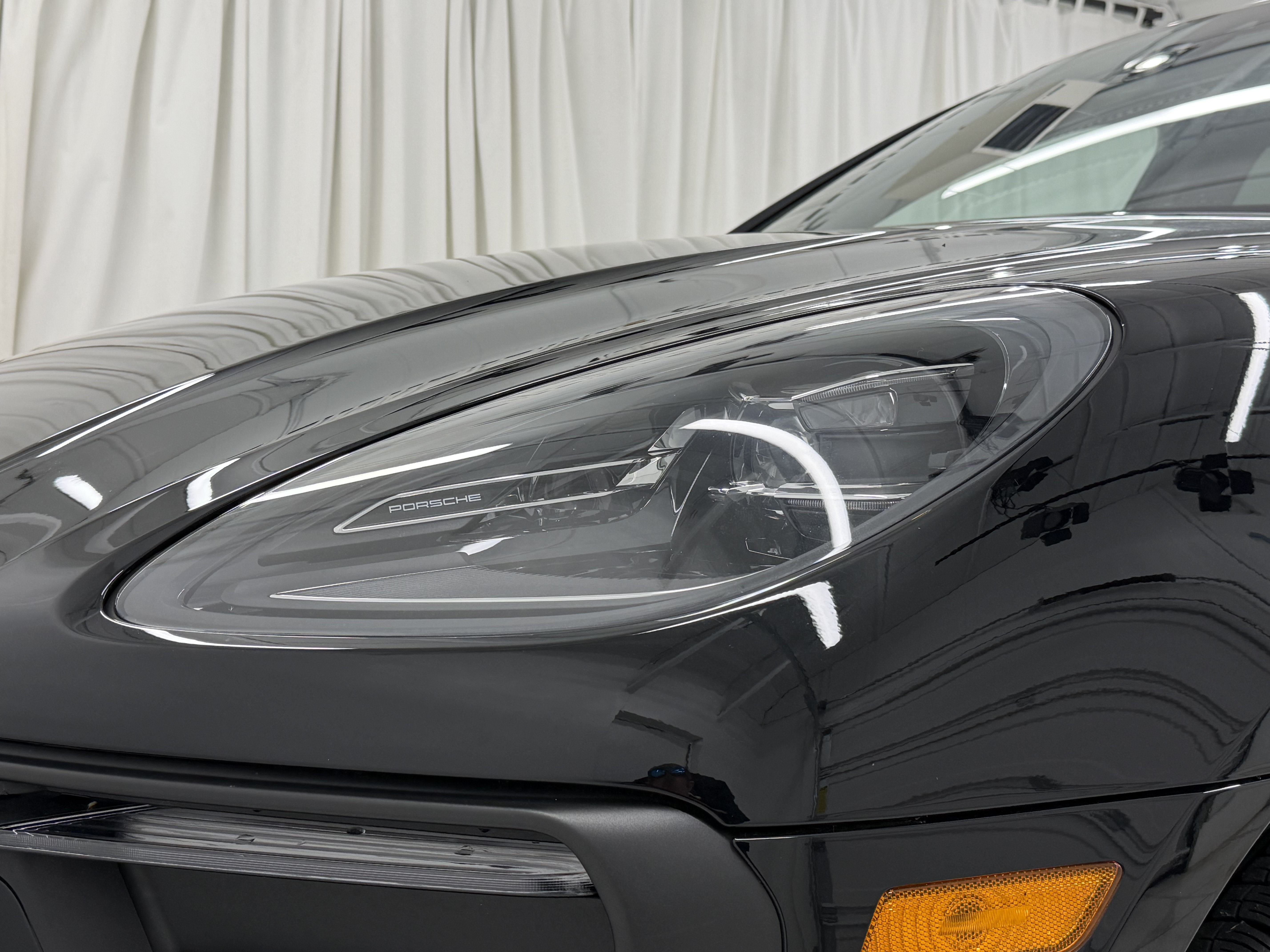 Certified 2025 Porsche Macan AWD/4WD image 17