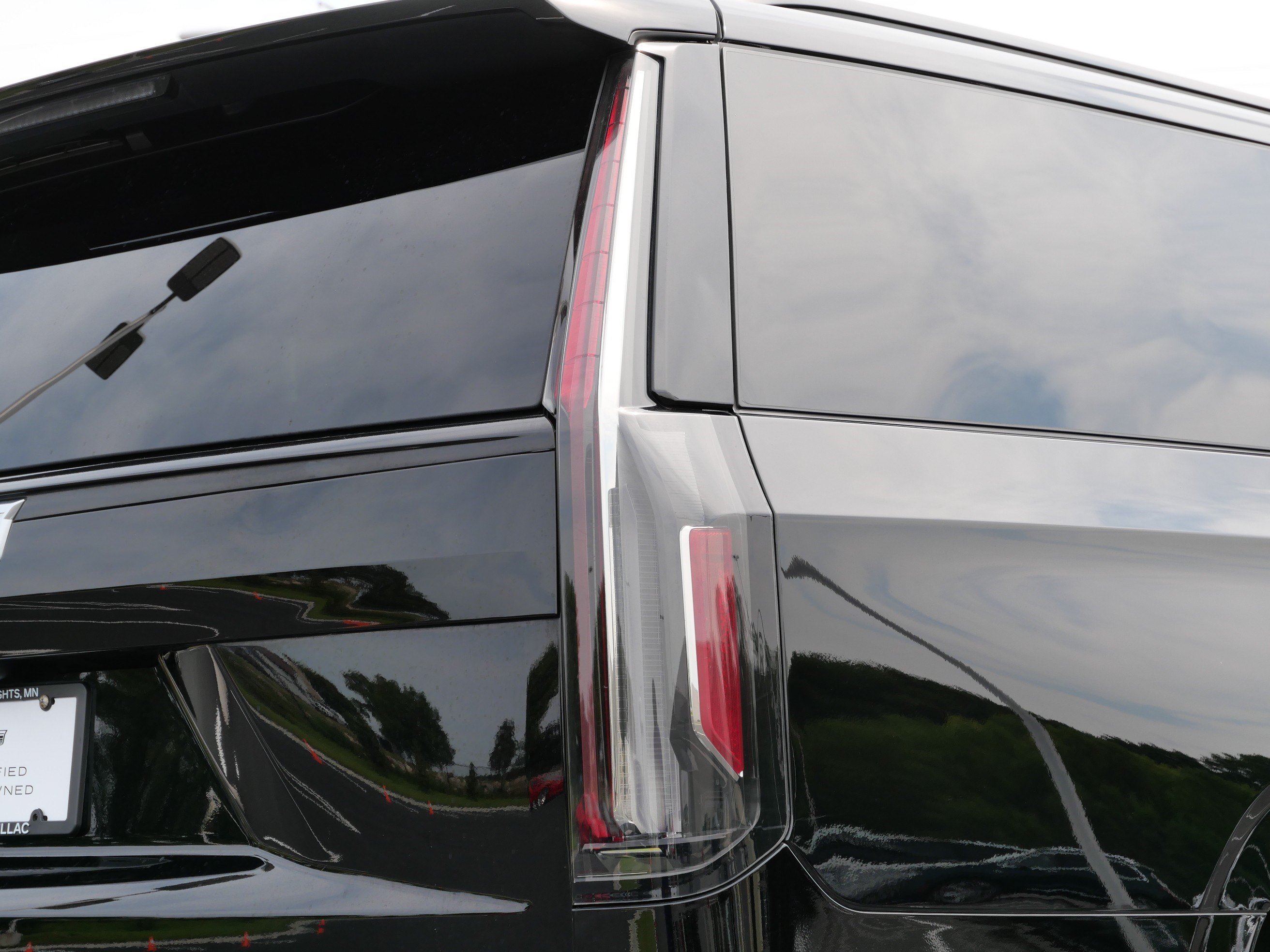 Certified 2023 Cadillac Escalade ESV Premium Luxury w/ Performance Package AWD/4WD image 16