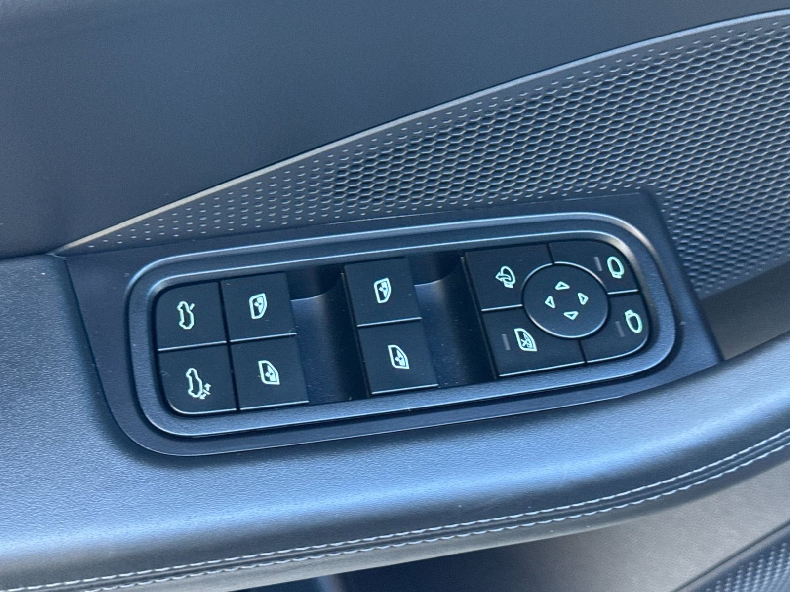 Used 2025 Porsche Macan Electric image 13