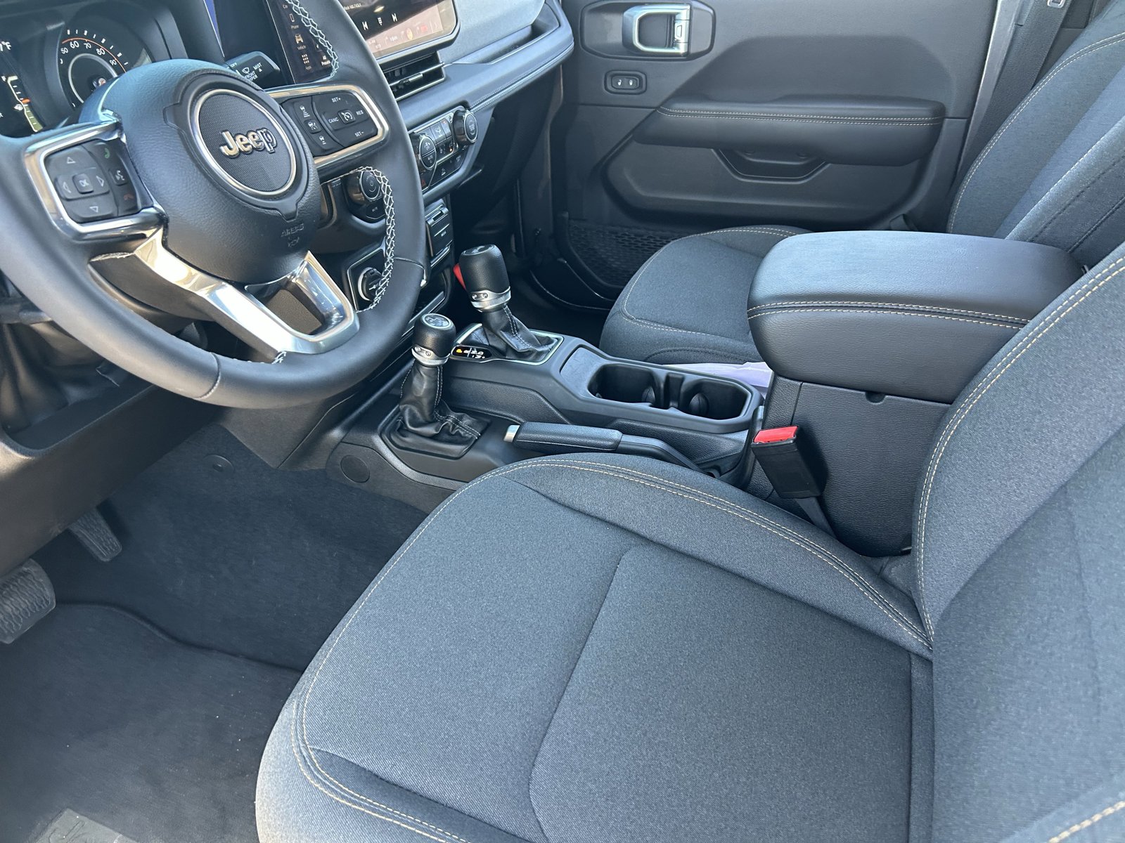 Used 2025 Jeep Wrangler Unlimited Sahara AWD/4WD image 27