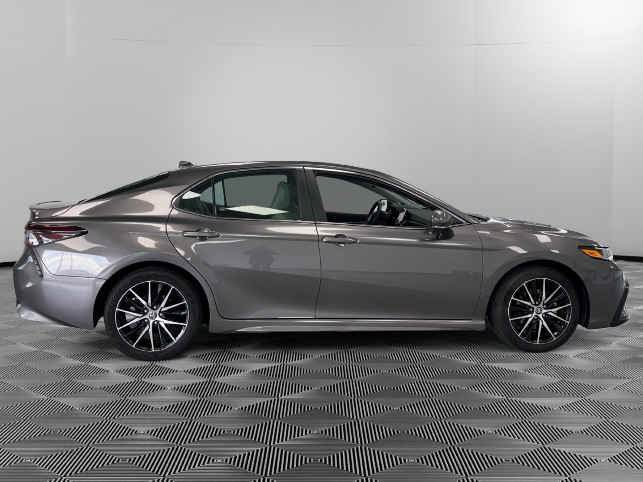Used 2023 Toyota Camry SE FWD image 9
