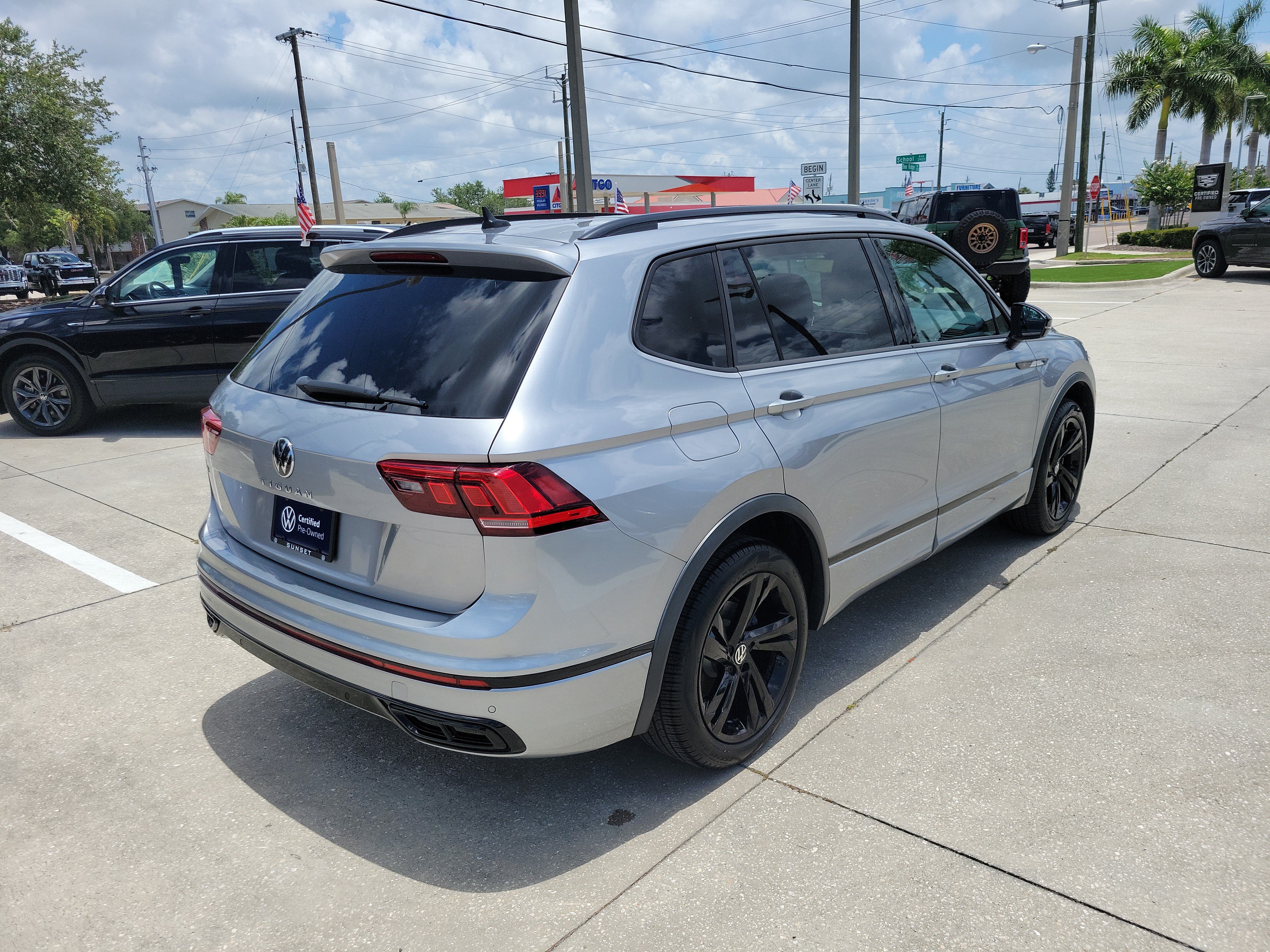 Certified 2023 Volkswagen Tiguan SE R-Line FWD image 4