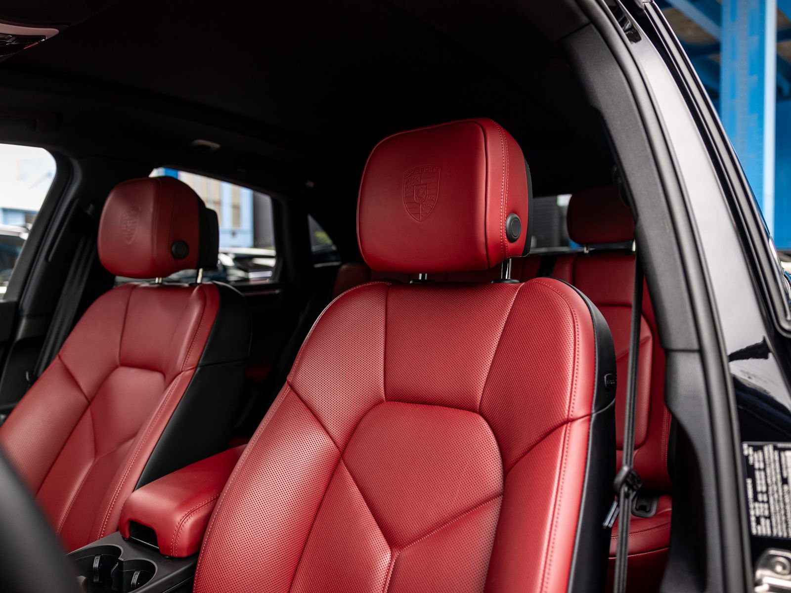 Certified 2025 Porsche Macan AWD/4WD image 5