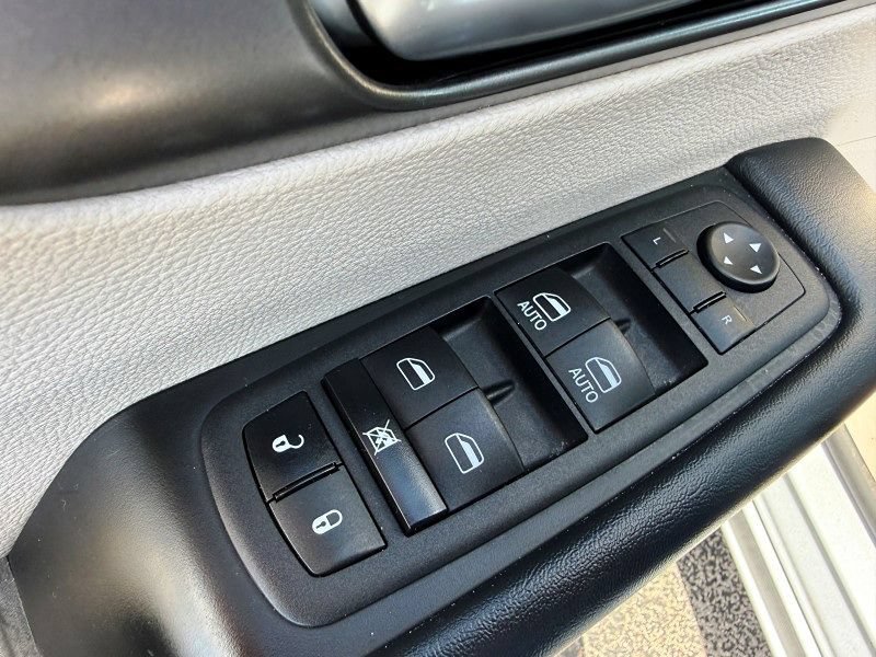 Used 2023 Chrysler Pacifica Touring-L FWD image 30