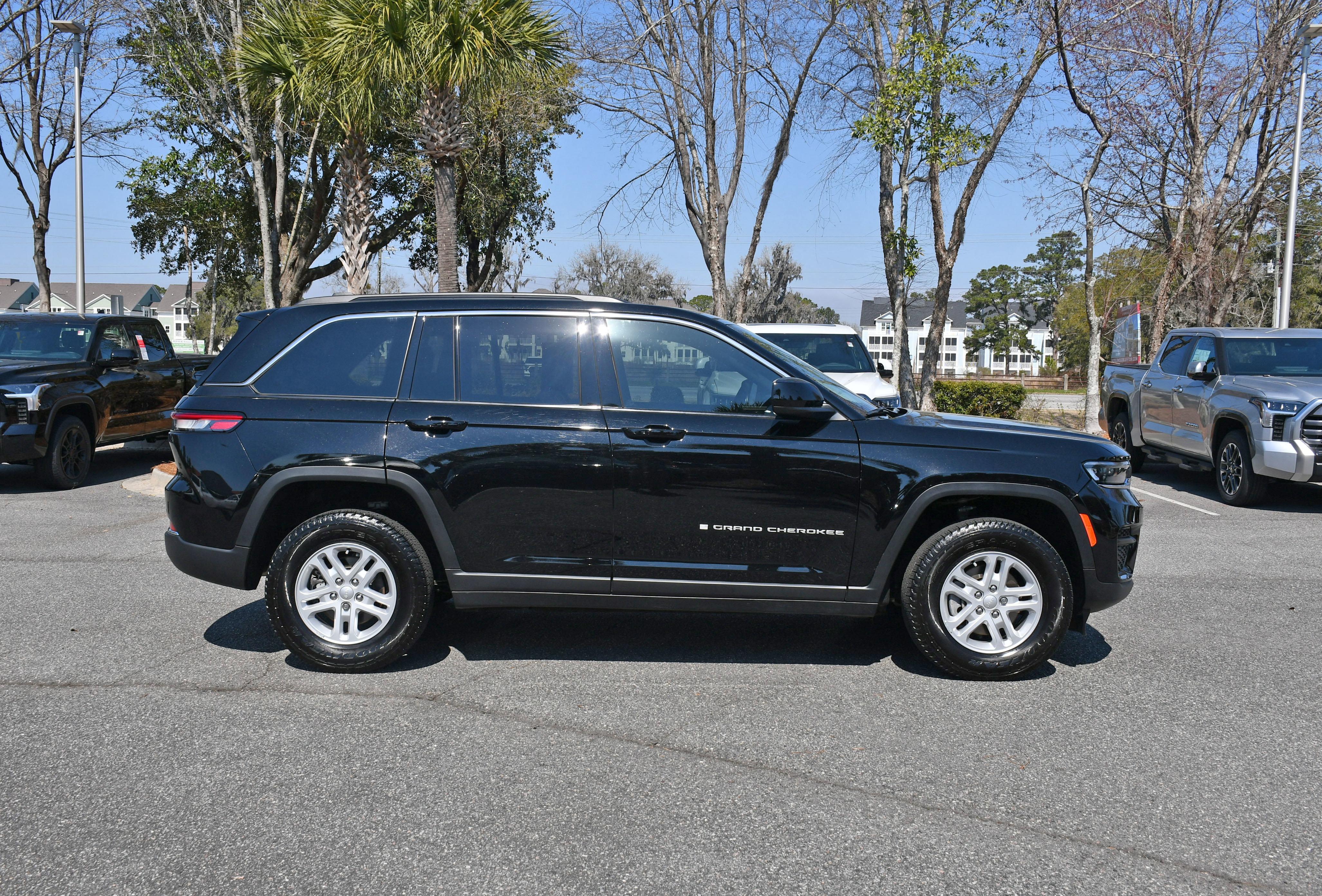 Used 2024 Jeep Grand Cherokee Laredo w/ Luxury Tech Group I image 5