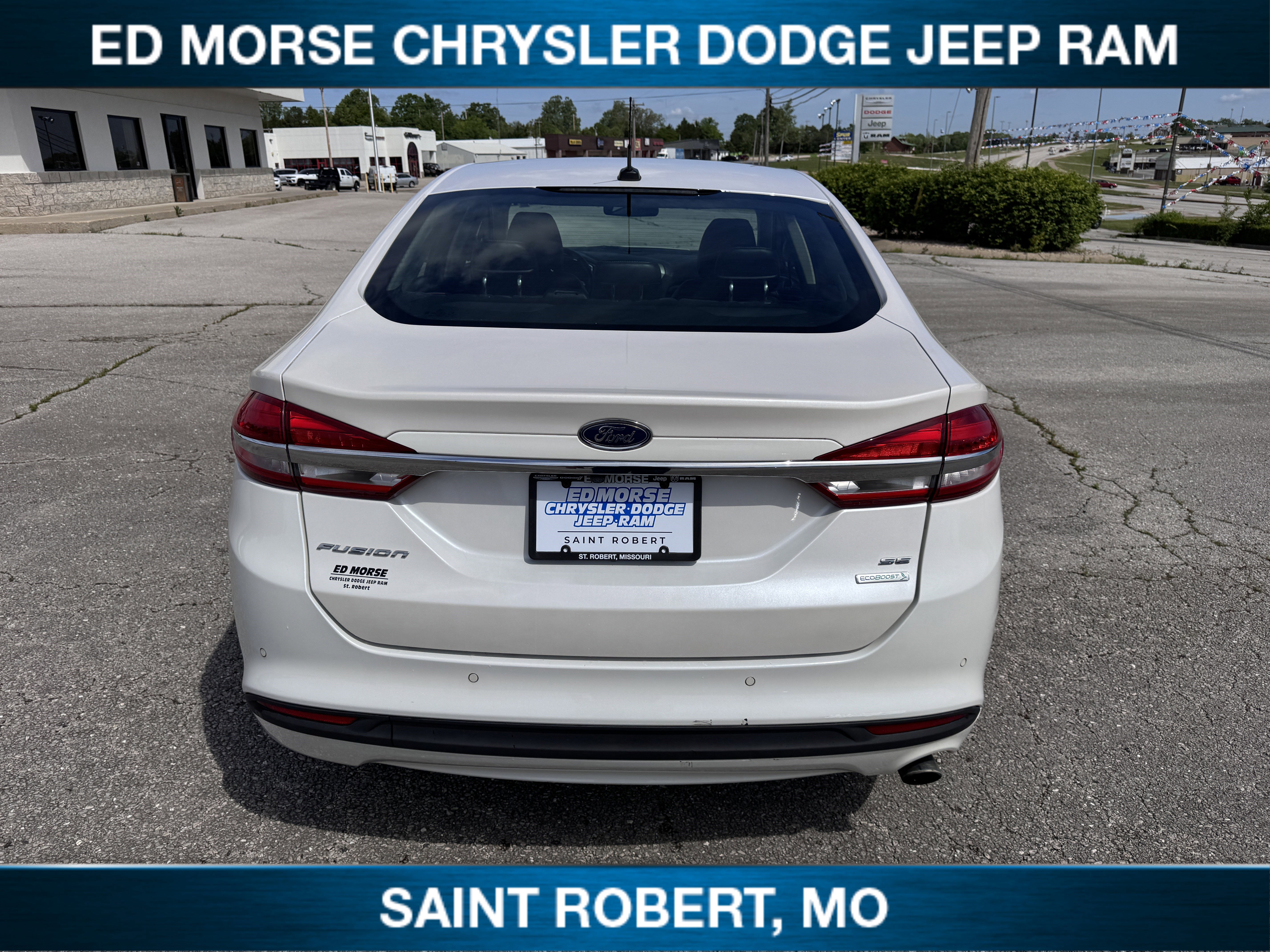 Used 2017 Ford Fusion SE w/ Fusion SE Technology Package FWD image 3
