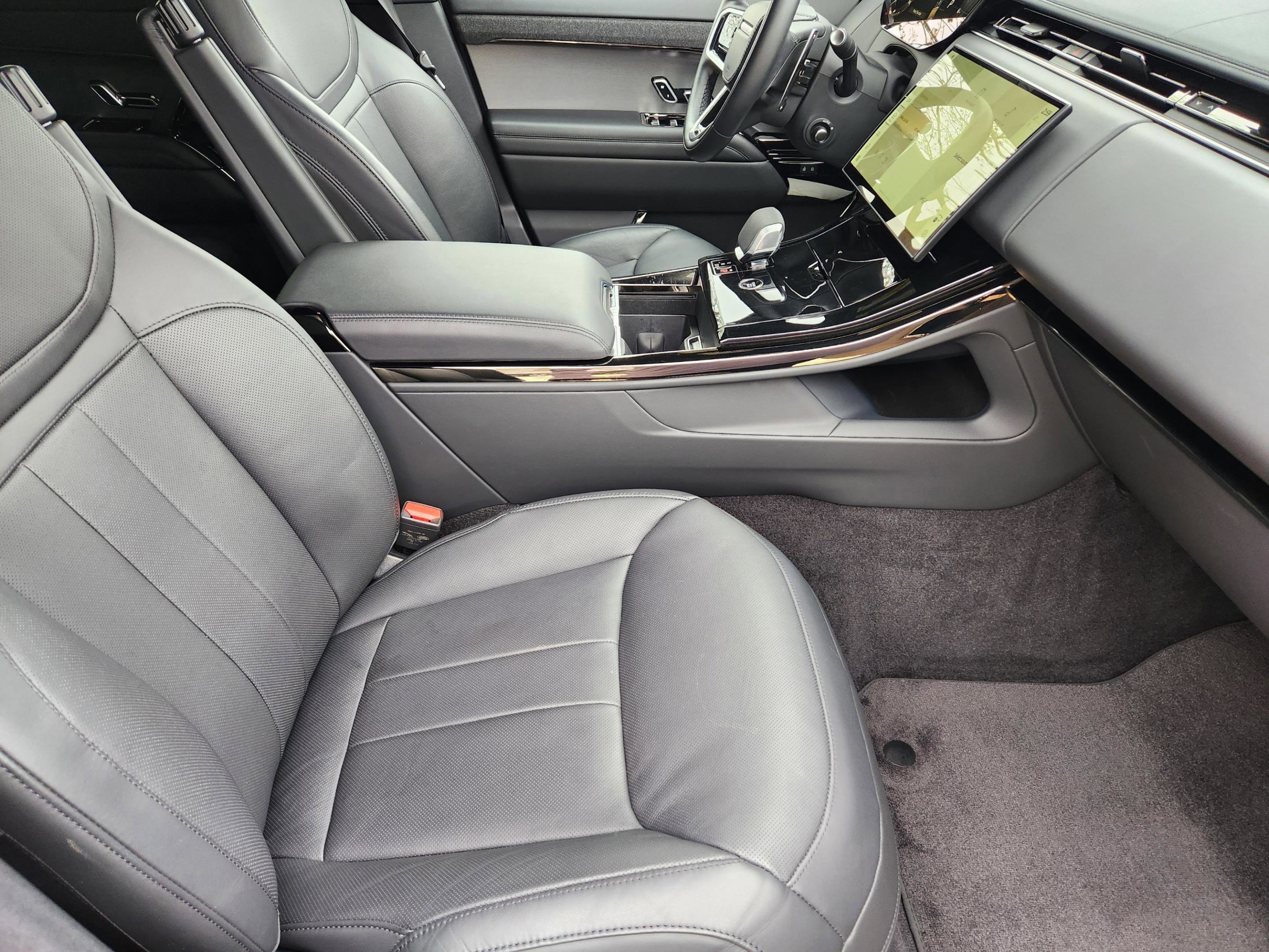 Used 2025 Land Rover Range Rover Sport SE AWD/4WD image 14