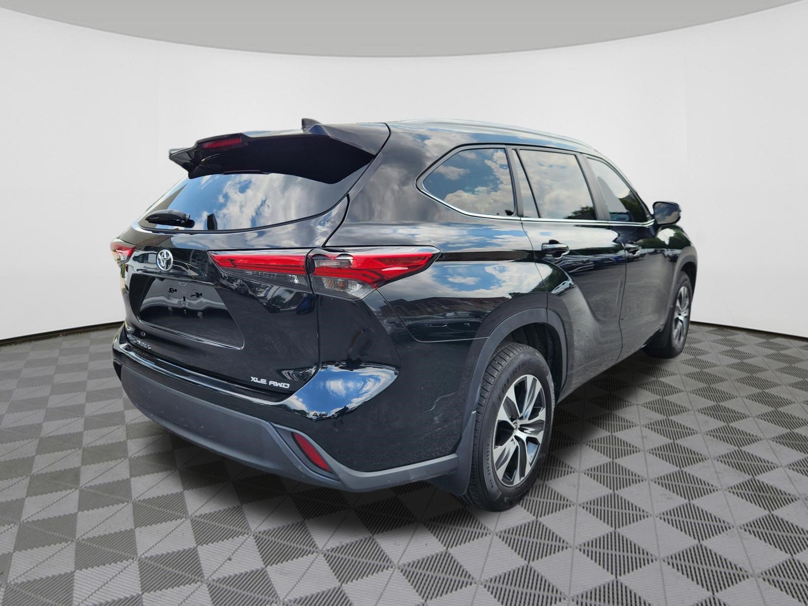 Used 2023 Toyota Highlander XLE AWD/4WD image 4