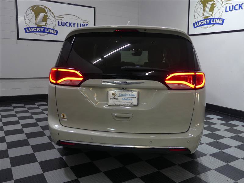 Used 2020 Chrysler Pacifica Touring-L w/ Tire & Wheel Group FWD image 8