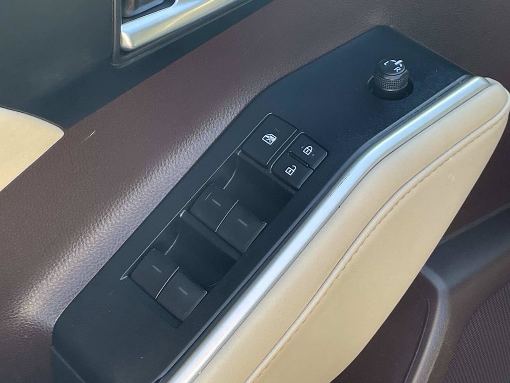 Used 2021 Toyota Highlander XLE FWD image 21