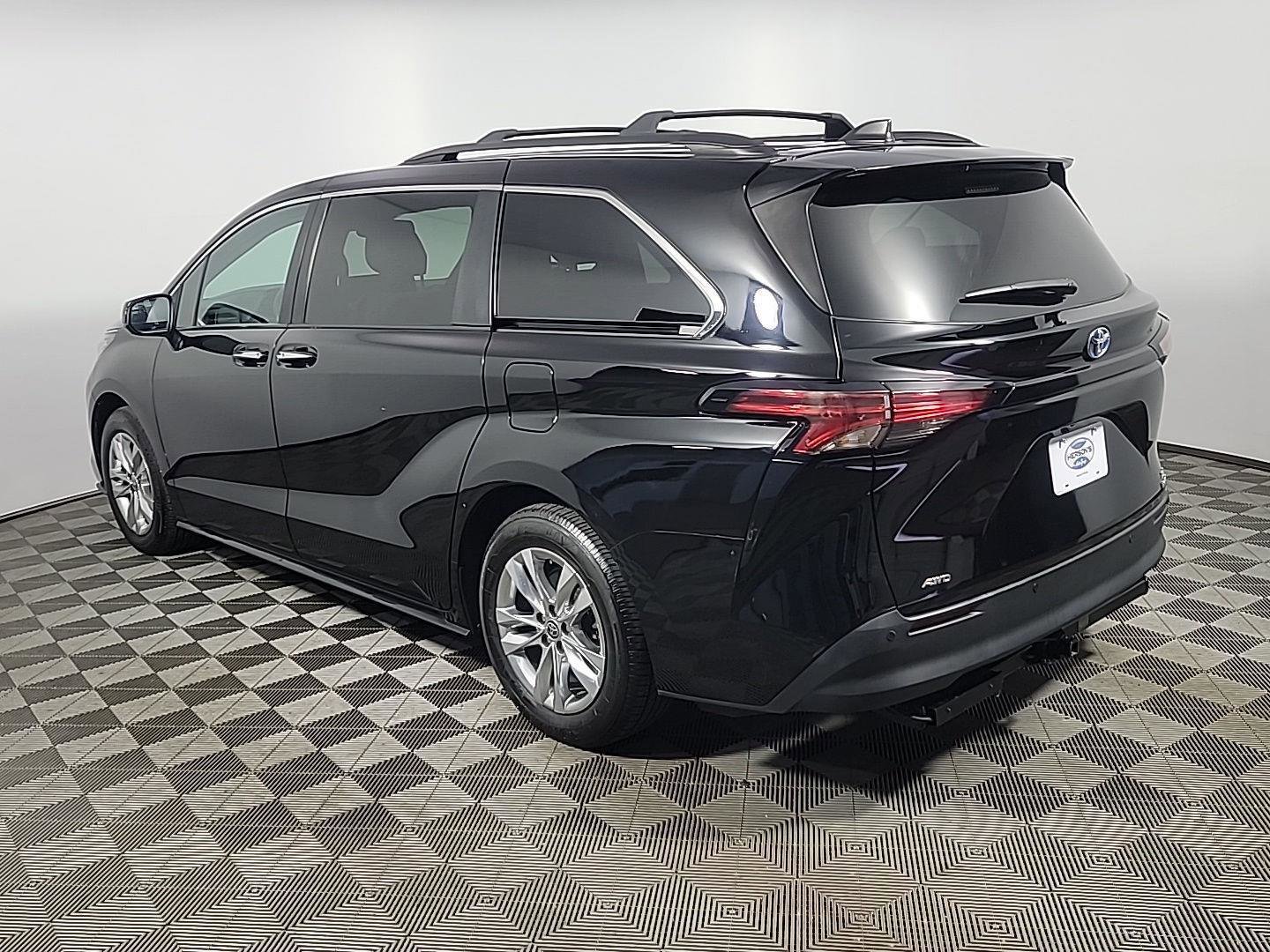 Used 2022 Toyota Sienna XLE w/ XLE Plus Package image 10