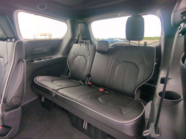 New 2027 Chrysler Pacifica Limited FWD image 16