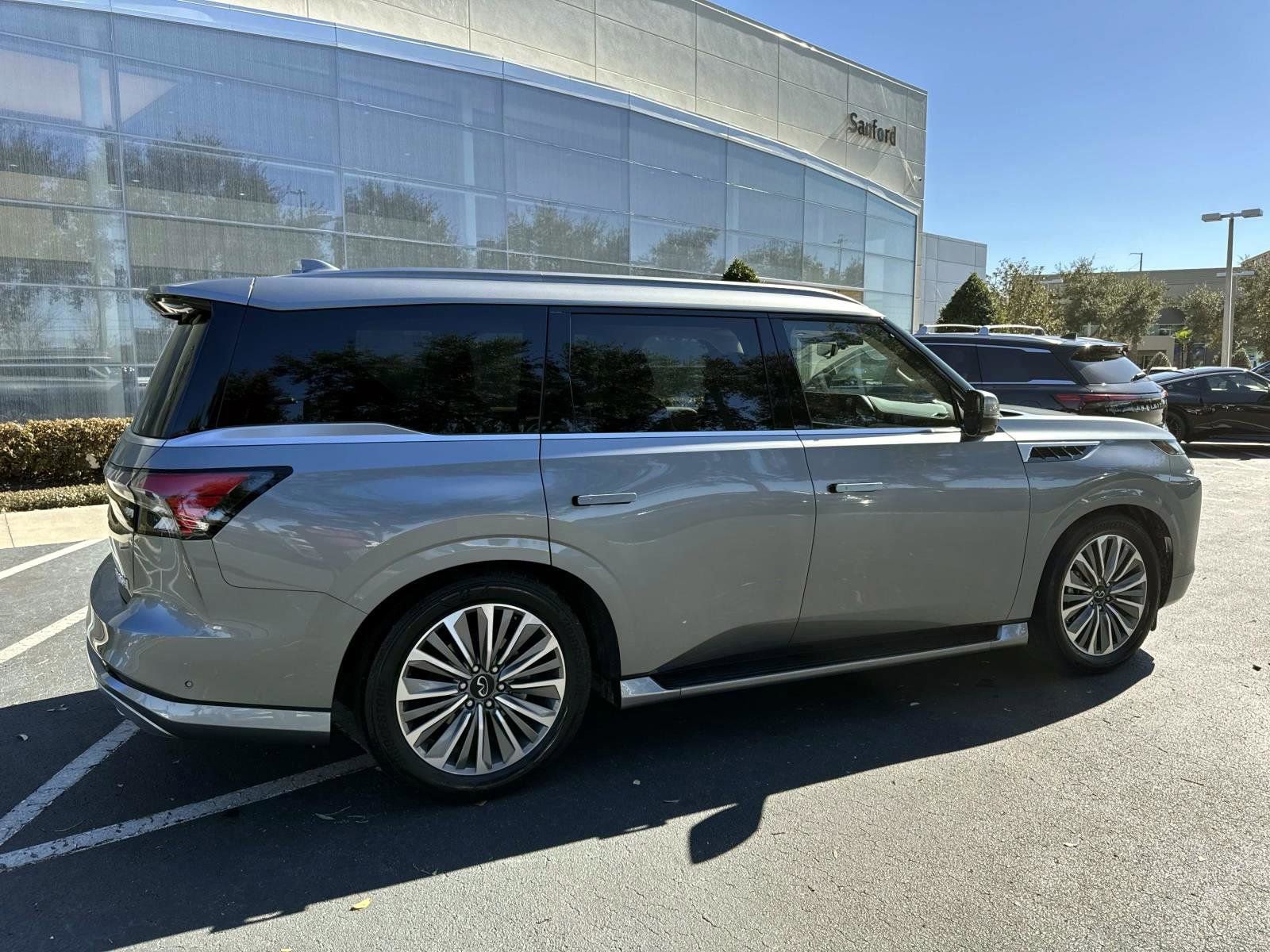 Used 2025 INFINITI QX80 Sensory image 2