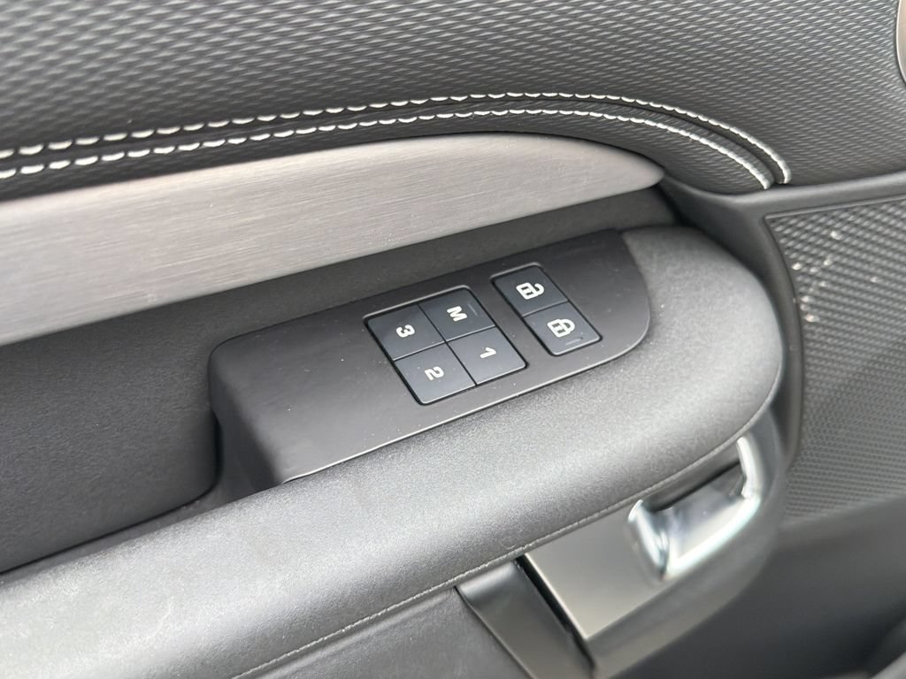Used 2024 Land Rover Discovery Dynamic SE AWD/4WD image 21