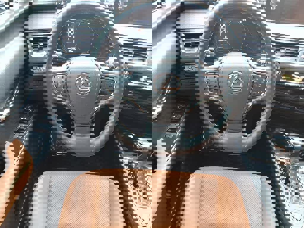 Used 2020 Lexus UX 200 w/ Premium Package image 7