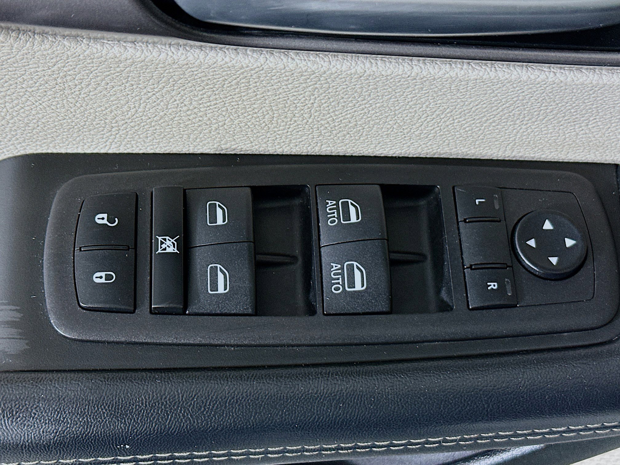 Used 2023 Chrysler Pacifica Touring-L image 14