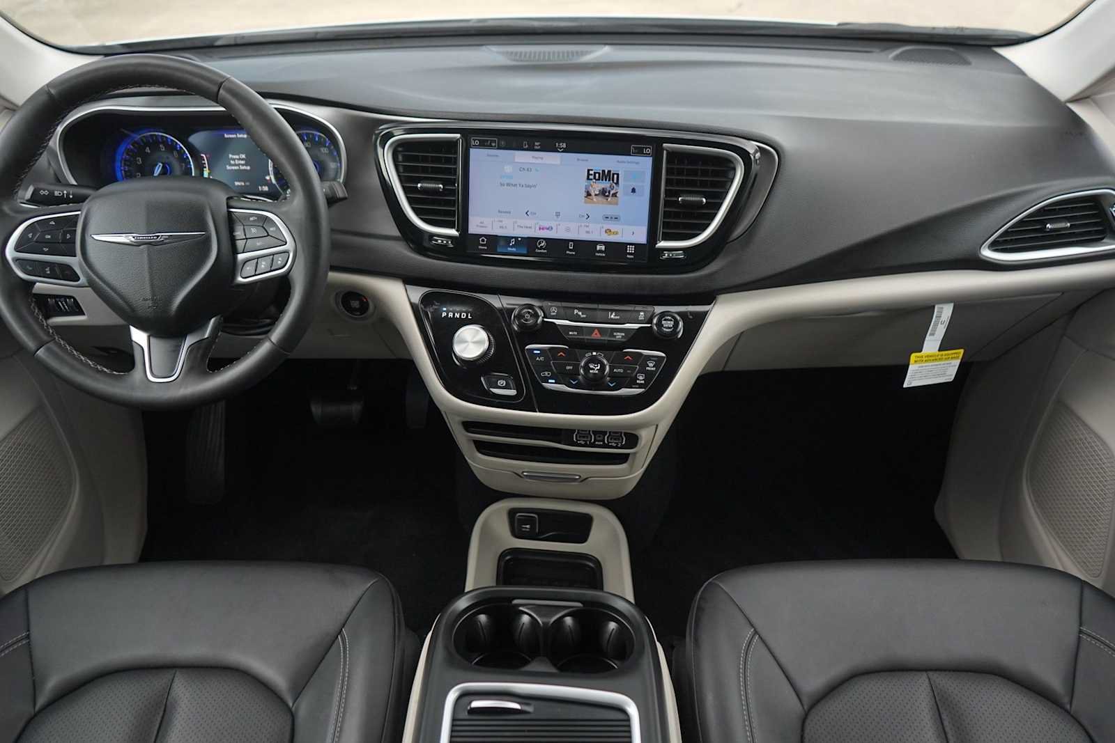 Used 2024 Chrysler Pacifica Touring-L FWD image 10