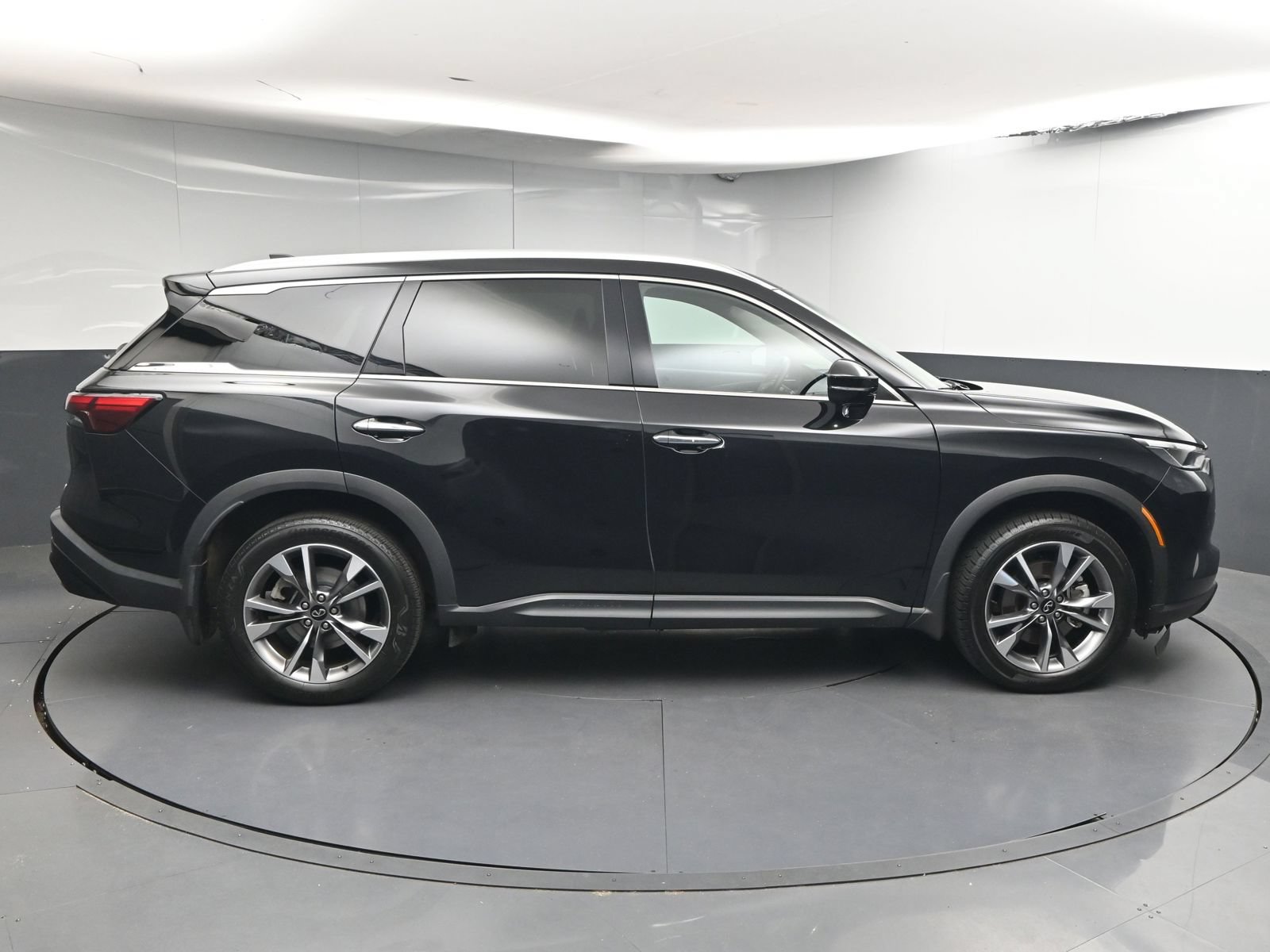 Used 2023 INFINITI QX60 Luxe w/ Cargo Package FWD image 8