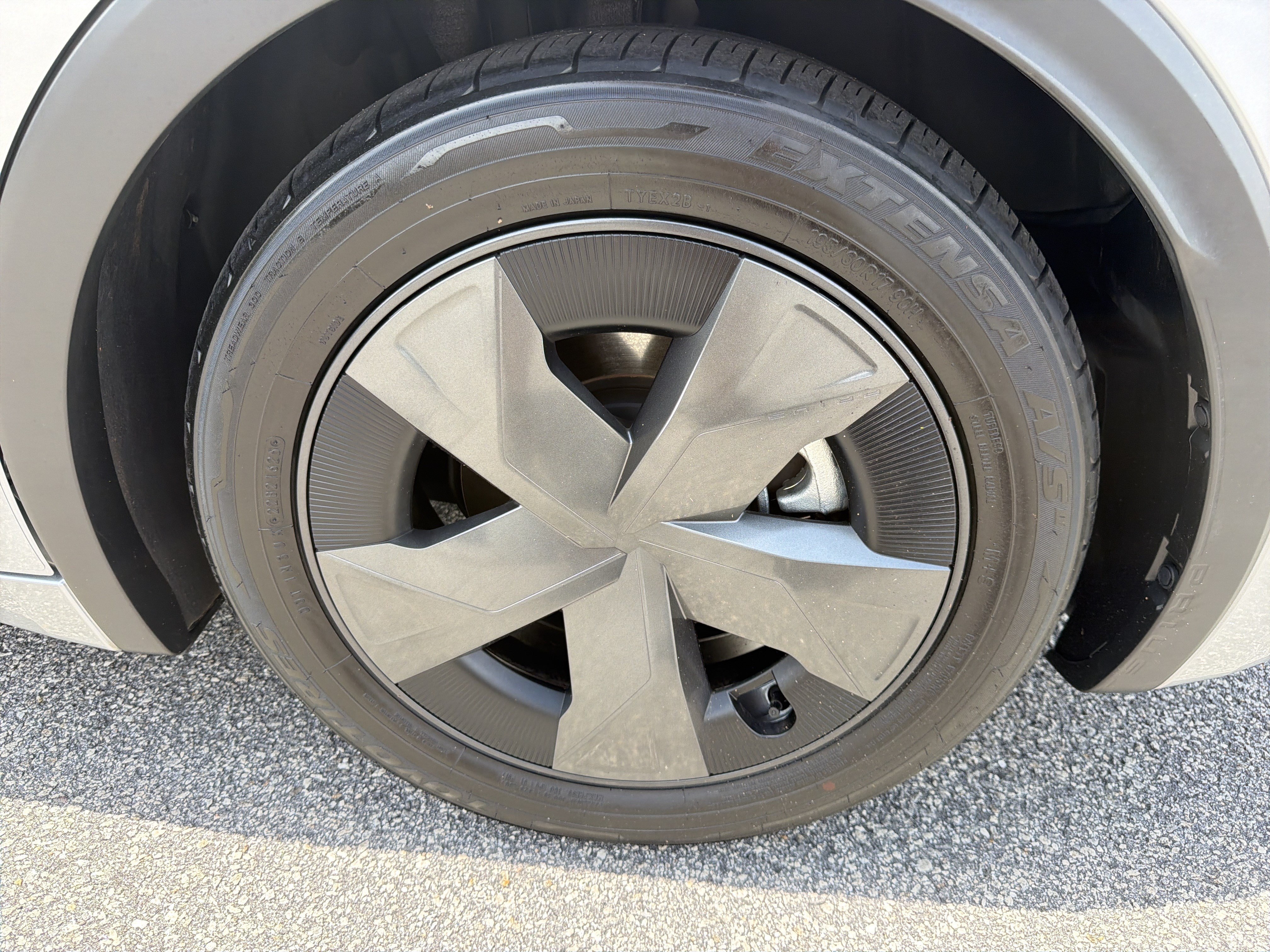 Certified 2025 Toyota Prius LE FWD image 29