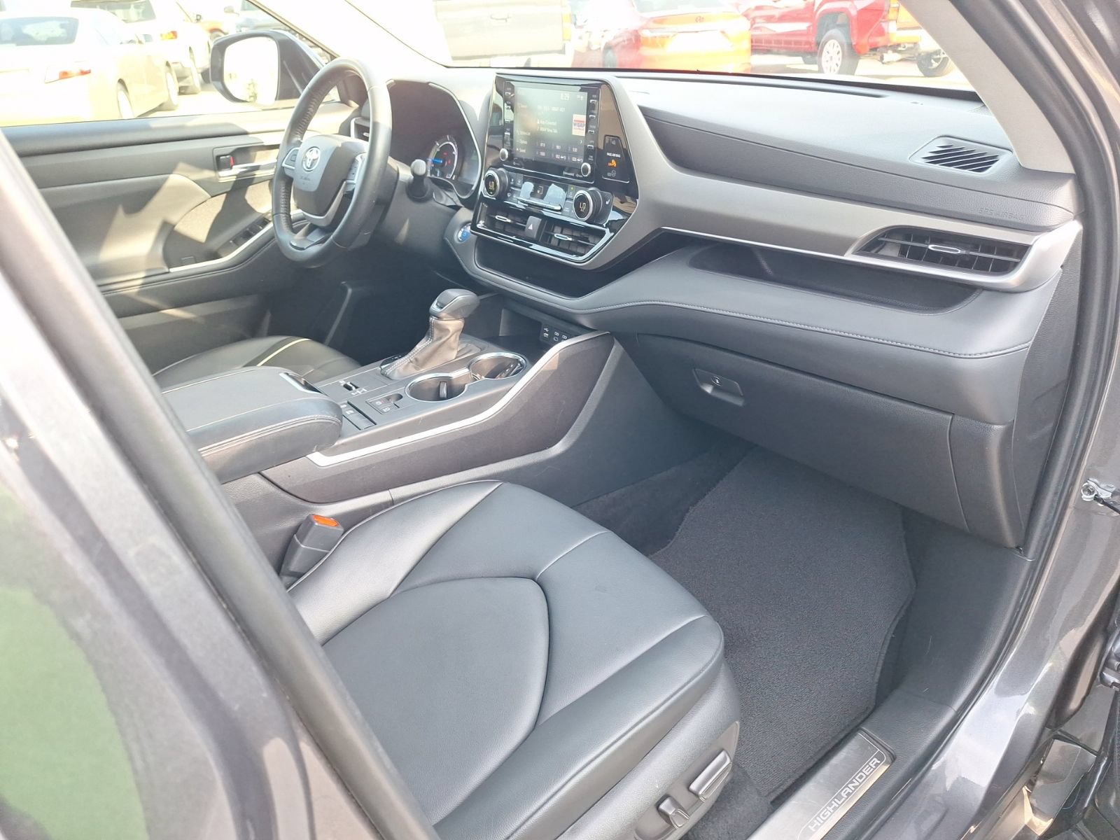 Used 2022 Toyota Highlander XLE FWD image 34
