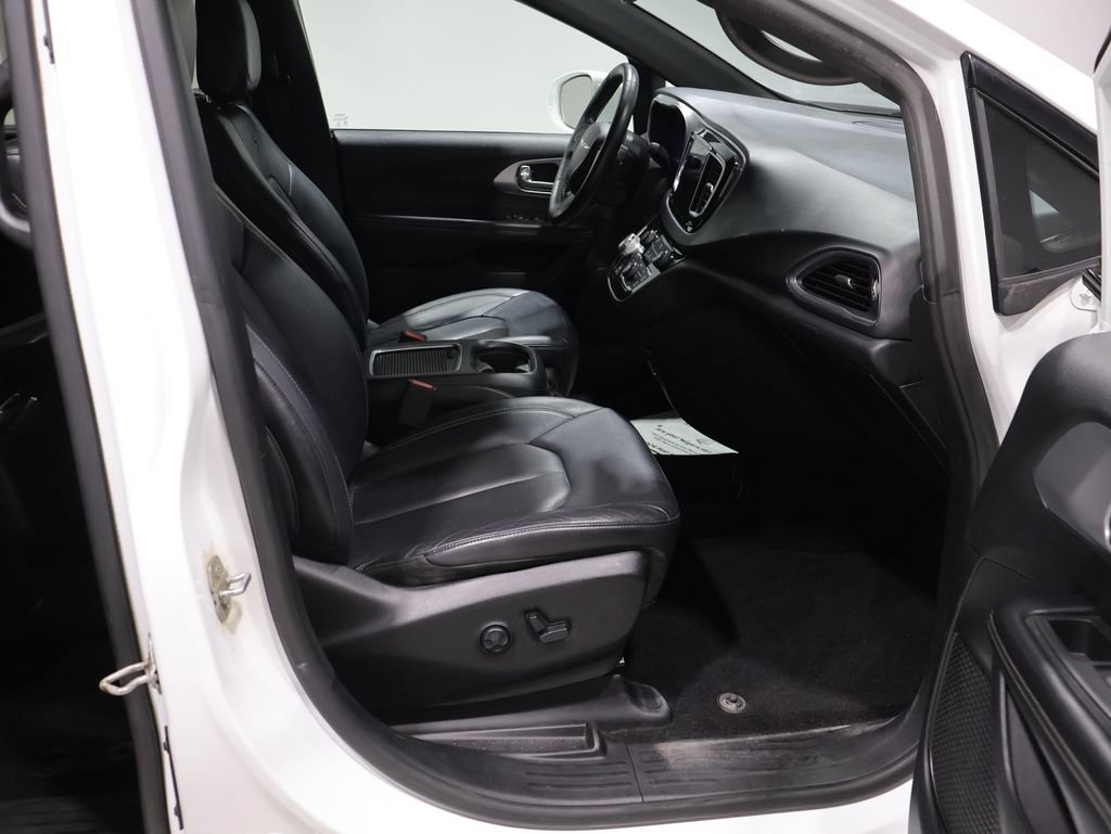 Used 2019 Chrysler Pacifica Touring-L Plus w/ S Appearance Package FWD image 22