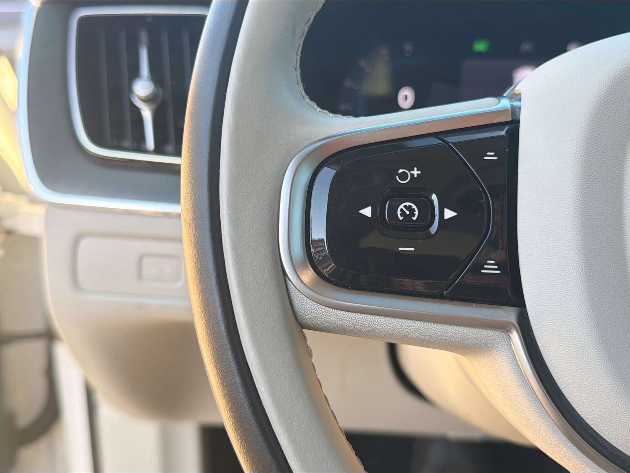 Used 2025 Volvo XC60 B5 Ultra w/ Climate Package image 37