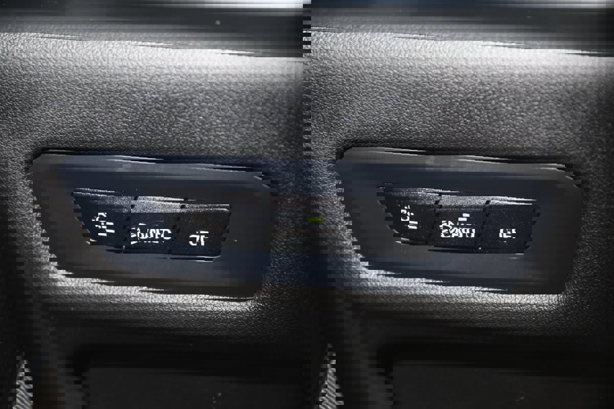 Used 2024 BMW X6 xDrive40i w/ Premium Package image 28