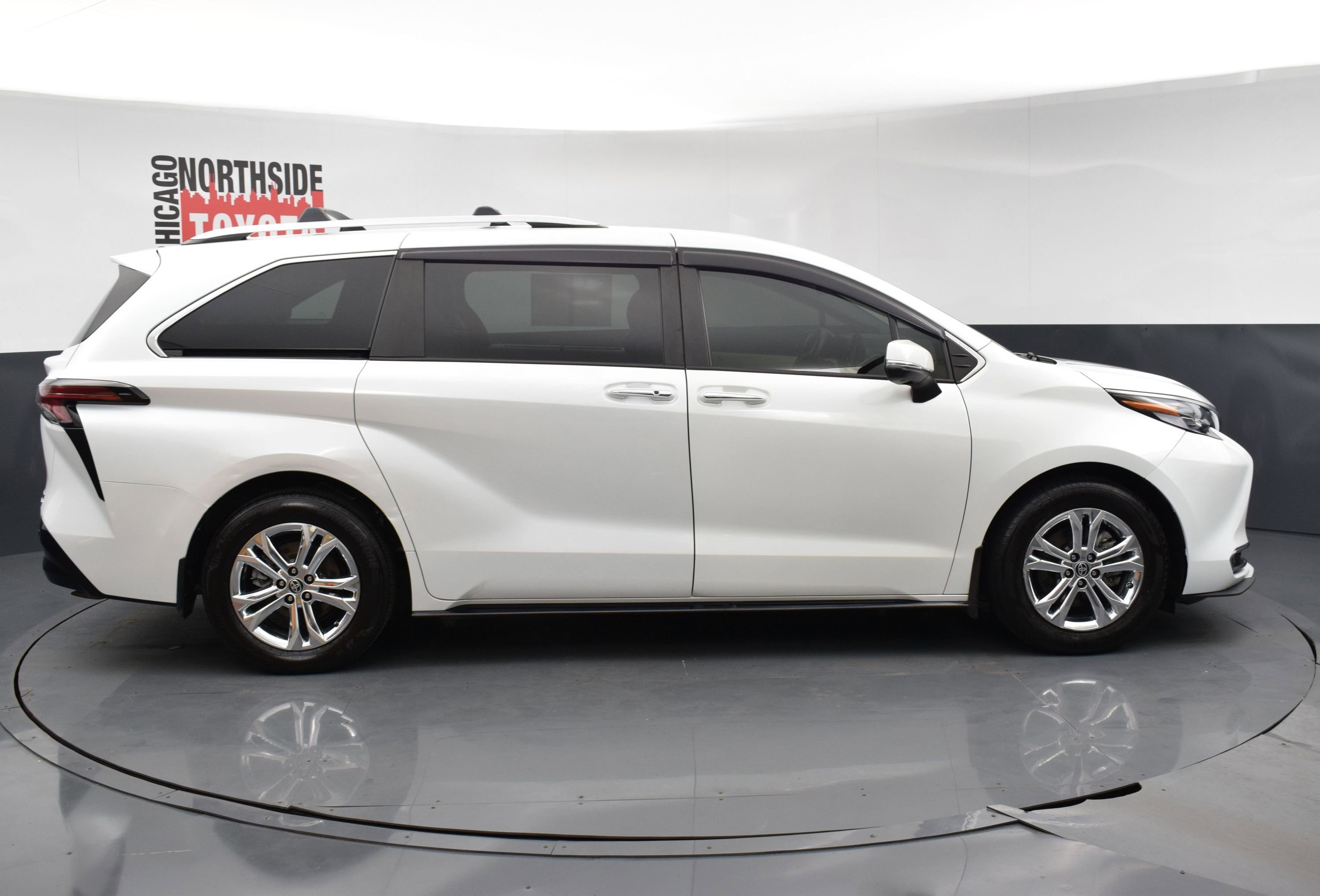 Used 2022 Toyota Sienna Platinum AWD/4WD image 5