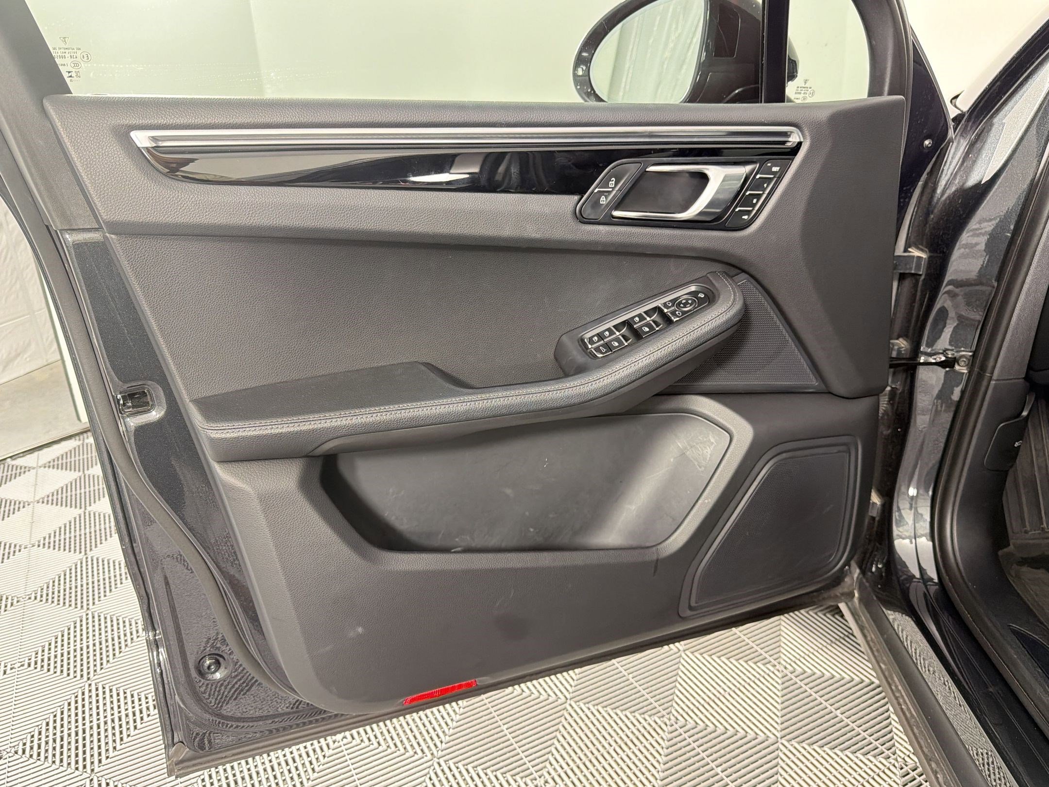 Certified 2023 Porsche Macan image 12