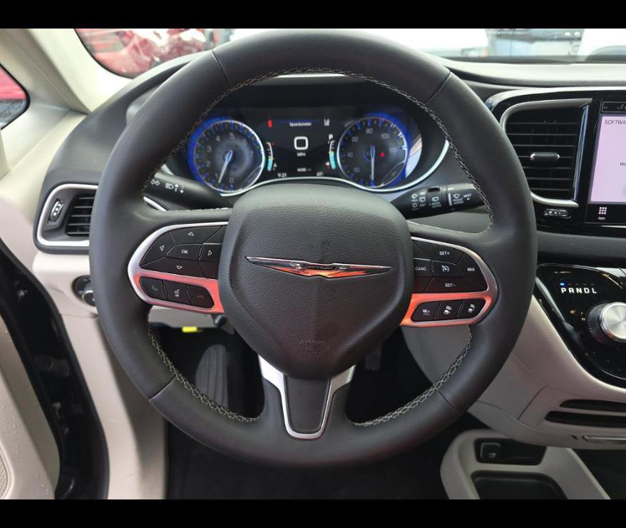 Used 2023 Chrysler Pacifica Touring-L FWD image 5