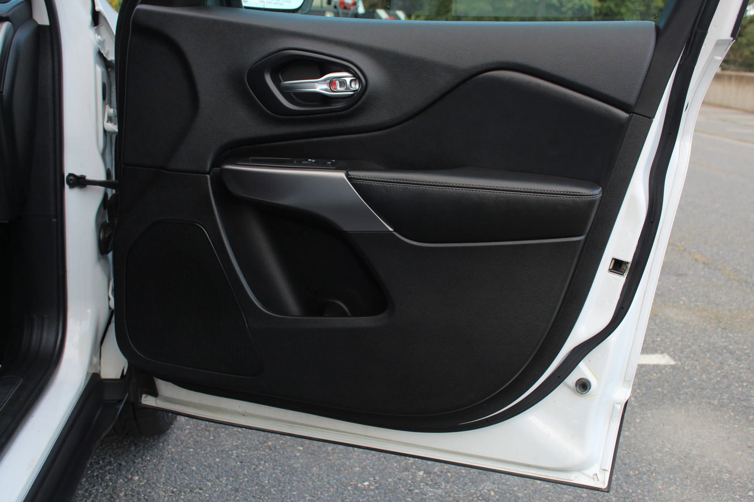 Used 2019 Jeep Cherokee Limited image 18