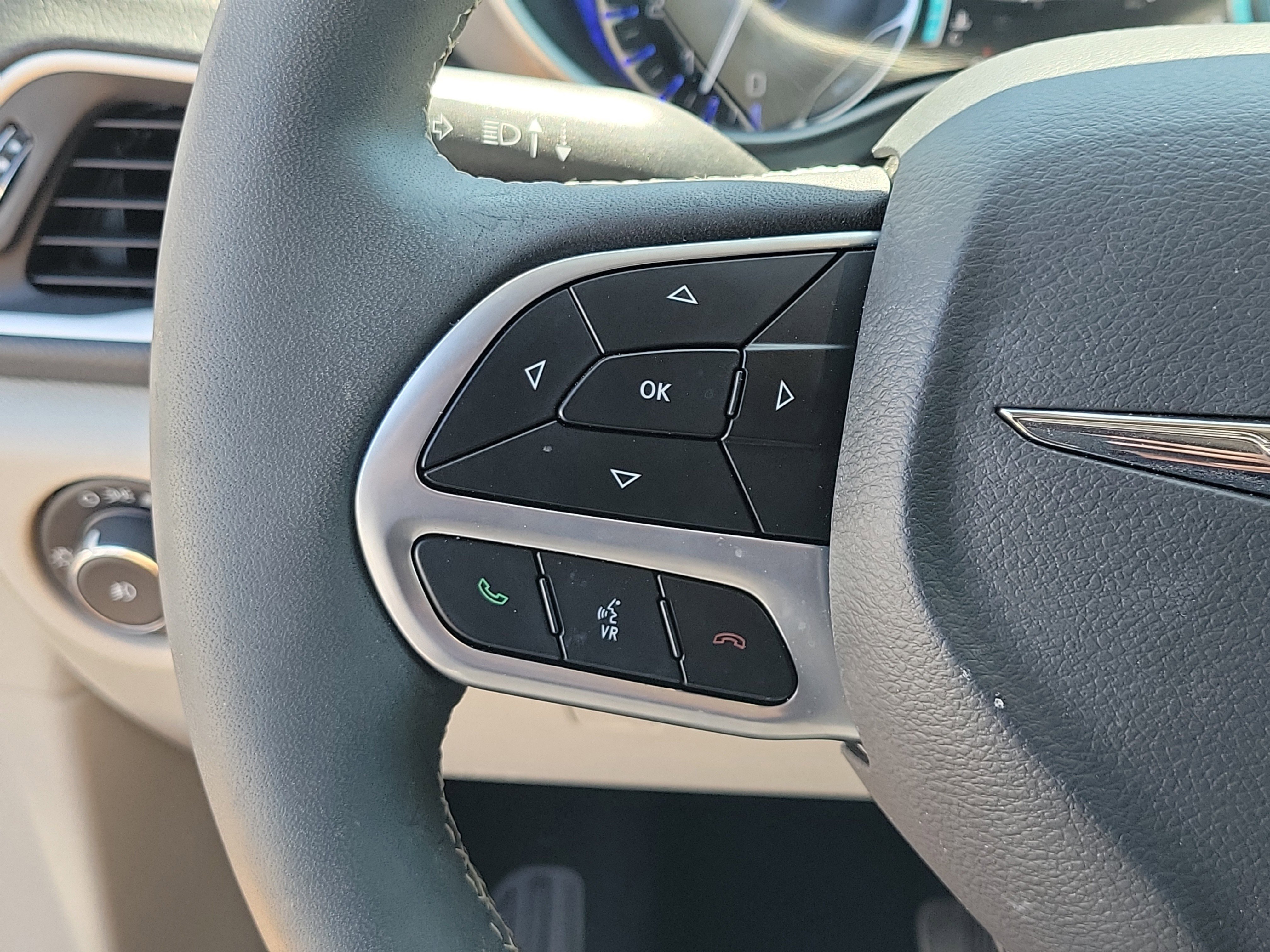 Used 2022 Chrysler Pacifica Touring-L w/ Uconnect Theater Family Group image 23