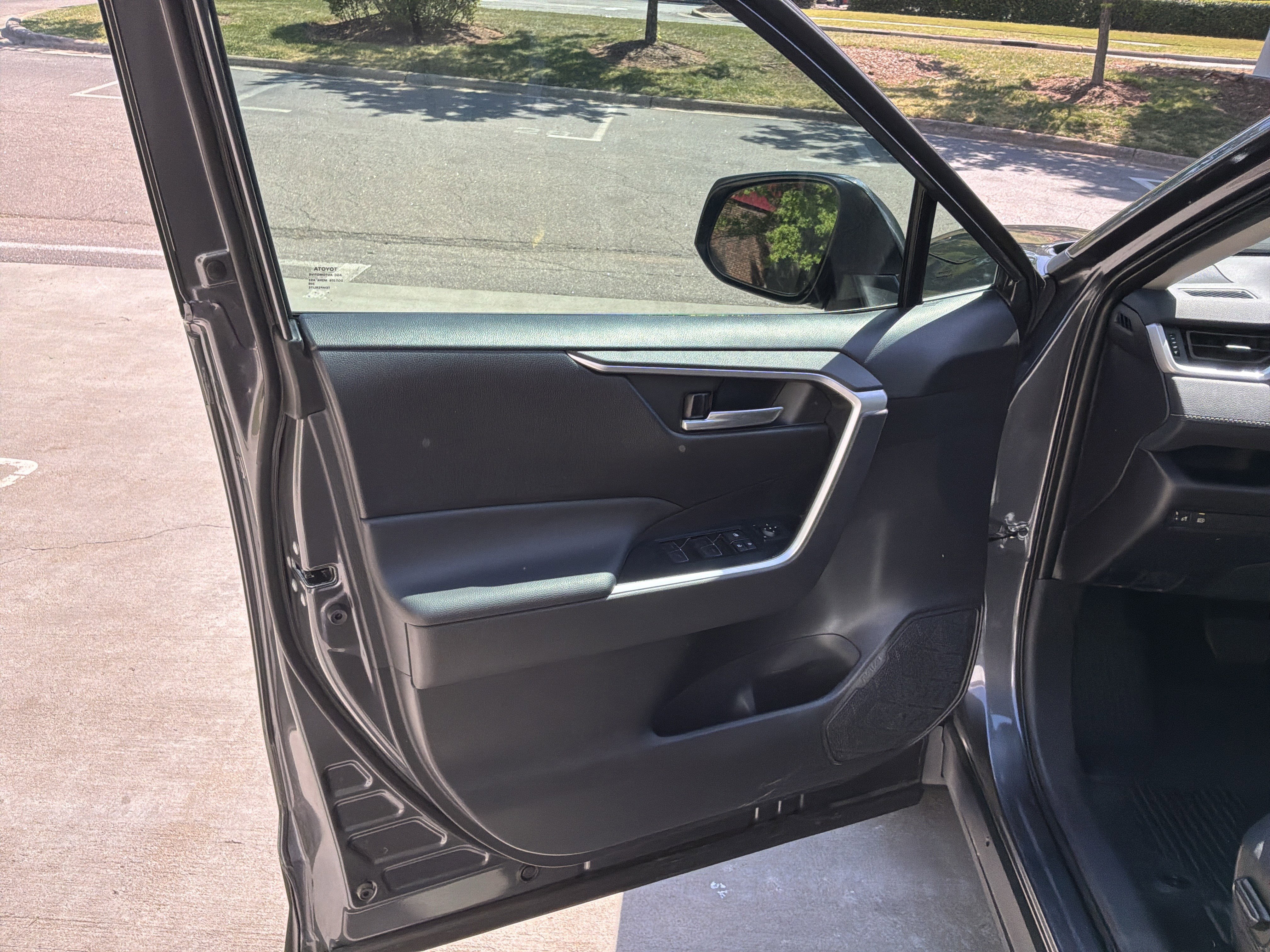 Used 2025 Toyota RAV4 XLE w/ Convenience Package FWD image 14