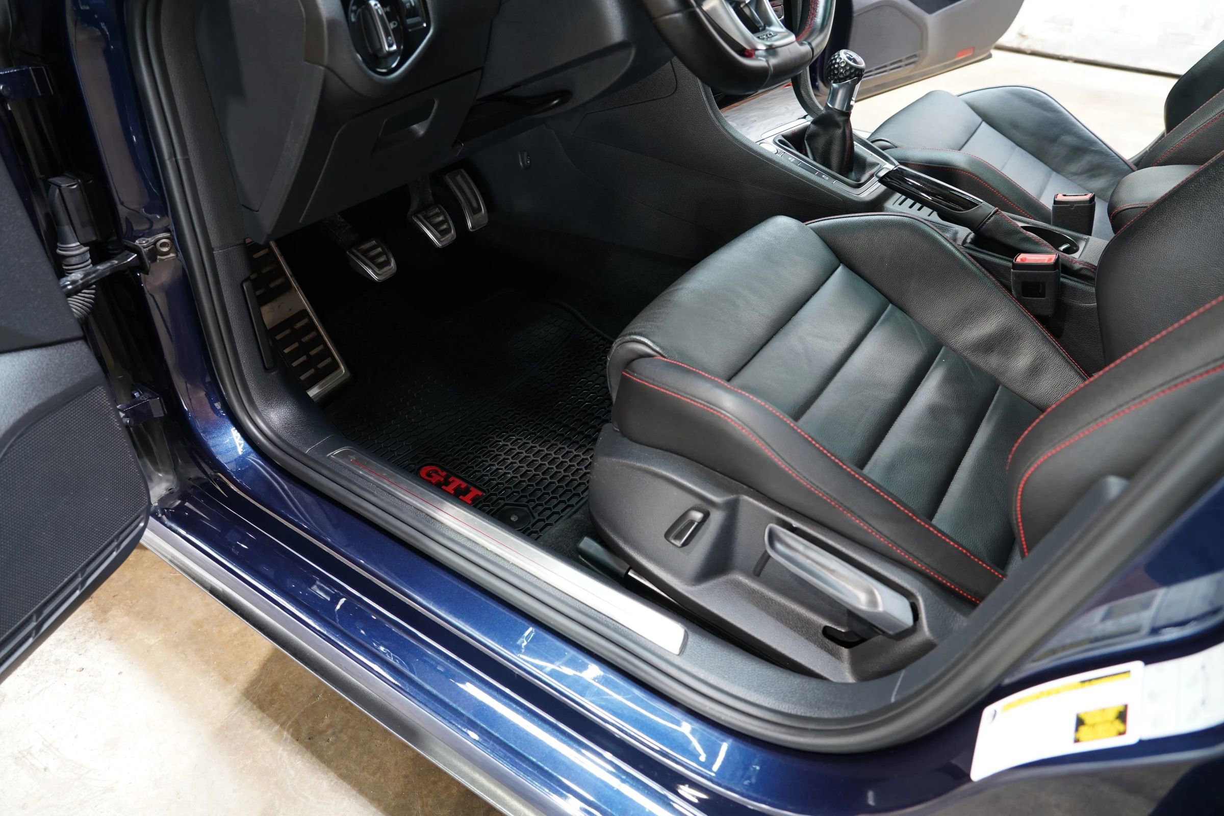 Used 2018 Volkswagen GTI SE w/ SE Leather Package image 35