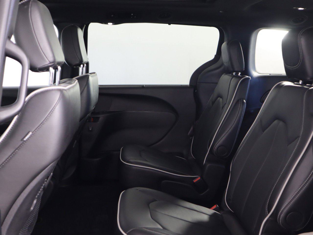 Used 2025 Chrysler Pacifica Limited image 18