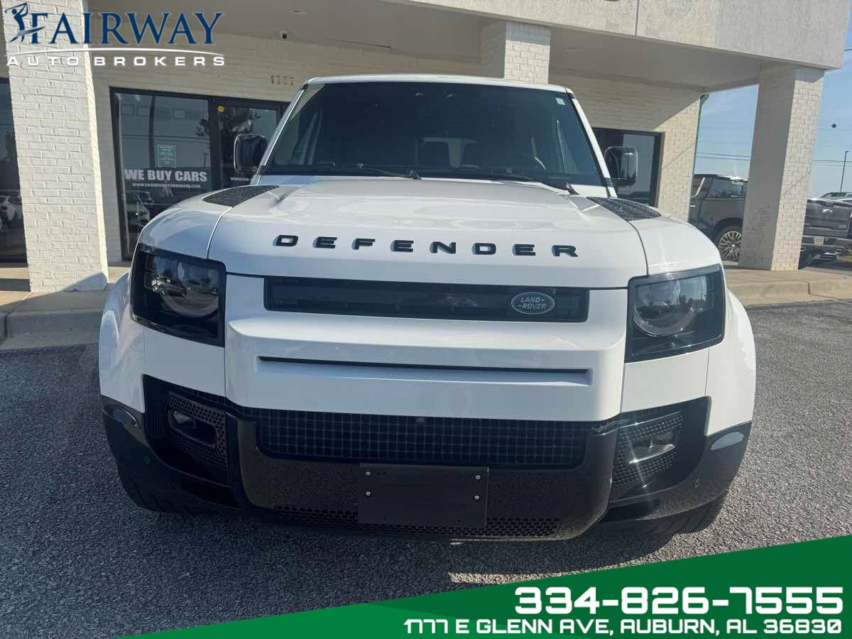 Used 2024 Land Rover Defender 130 X-Dynamic SE image 3