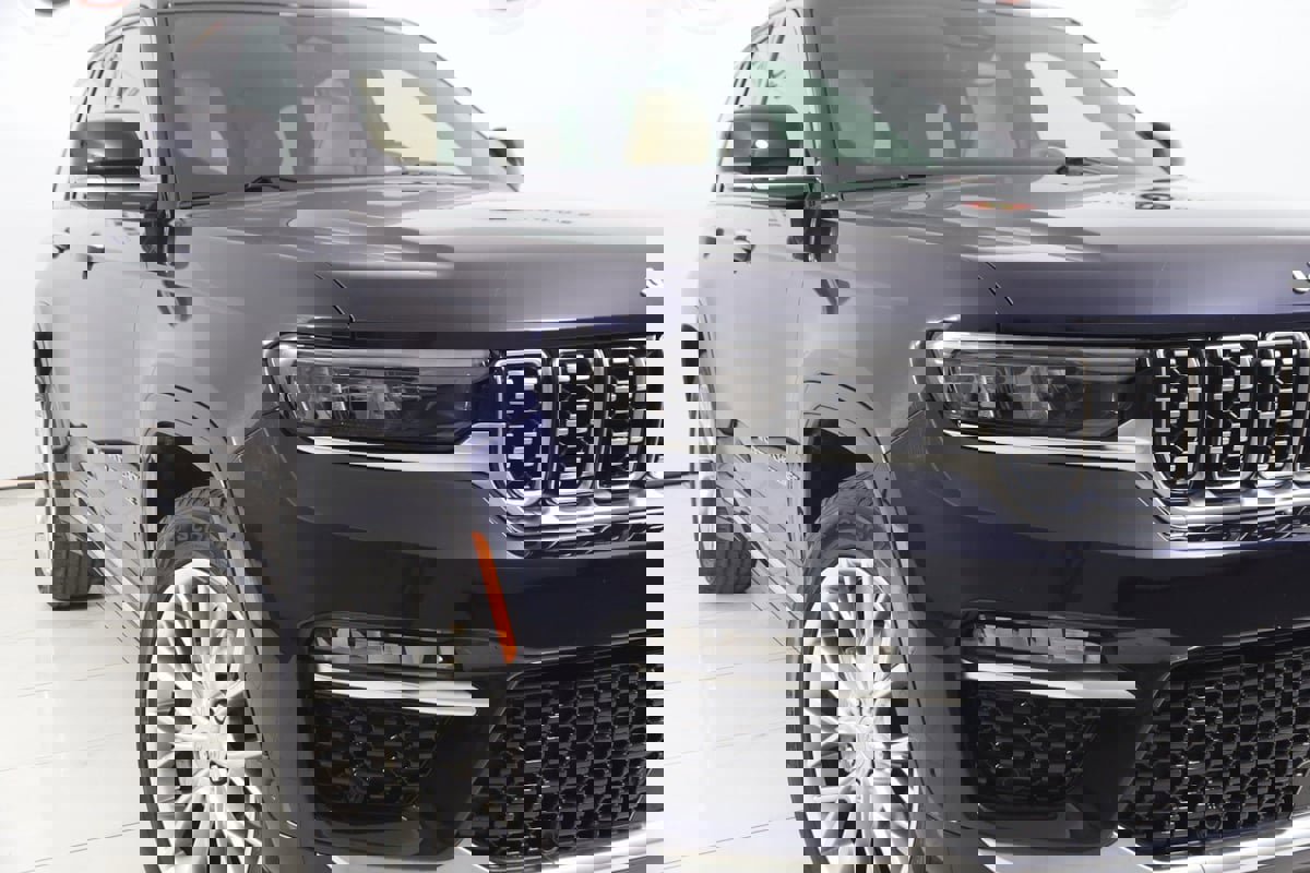 Used 2023 Jeep Grand Cherokee Summit w/ Luxury Tech Group V image 20