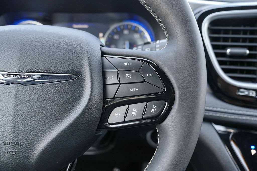 Used 2025 Chrysler Pacifica Limited FWD image 34