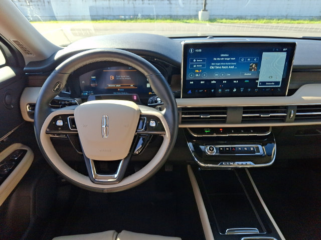 Certified 2025 Lincoln Corsair Reserve w/ Equipment Group 202A AWD/4WD image 11