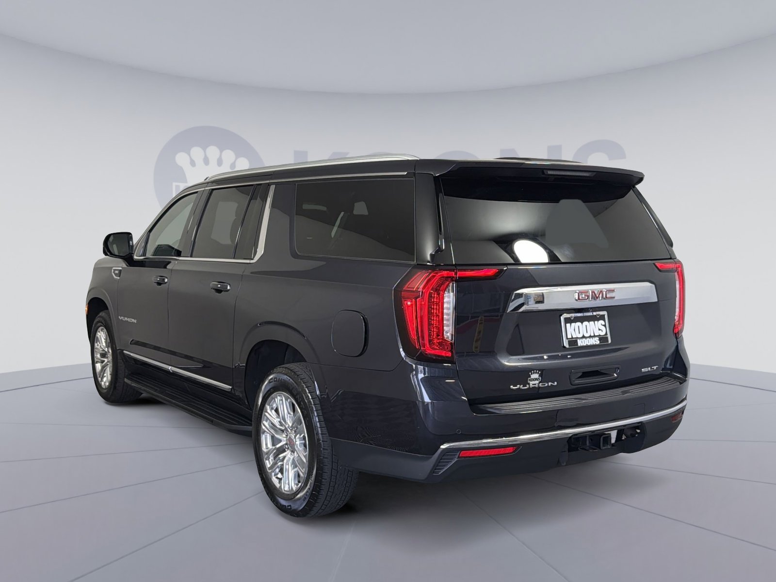 Used 2023 GMC Yukon XL SLT w/ SLT Premium Package image 4