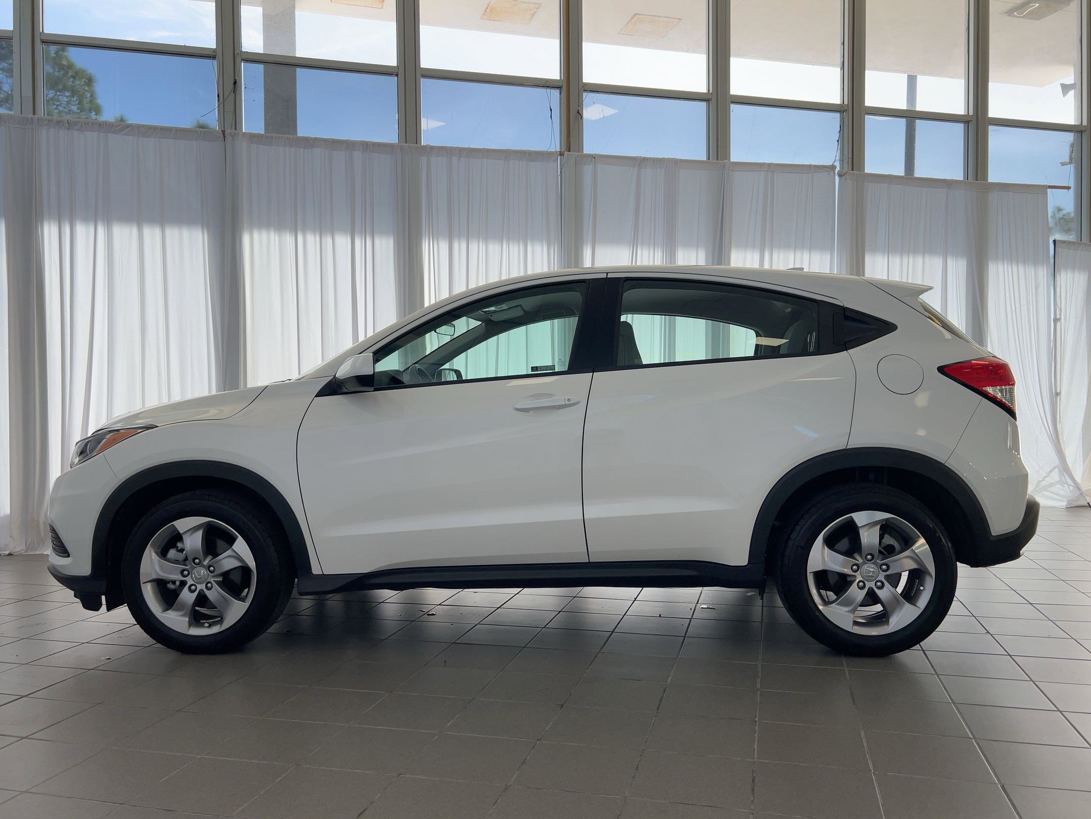 Used 2022 Honda HR-V LX image 2
