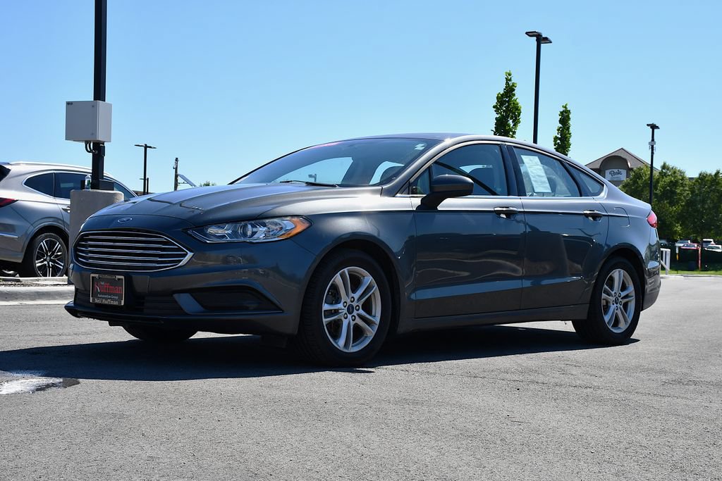 Used 2018 Ford Fusion SE w/ Fusion SE Technology Package FWD image 2