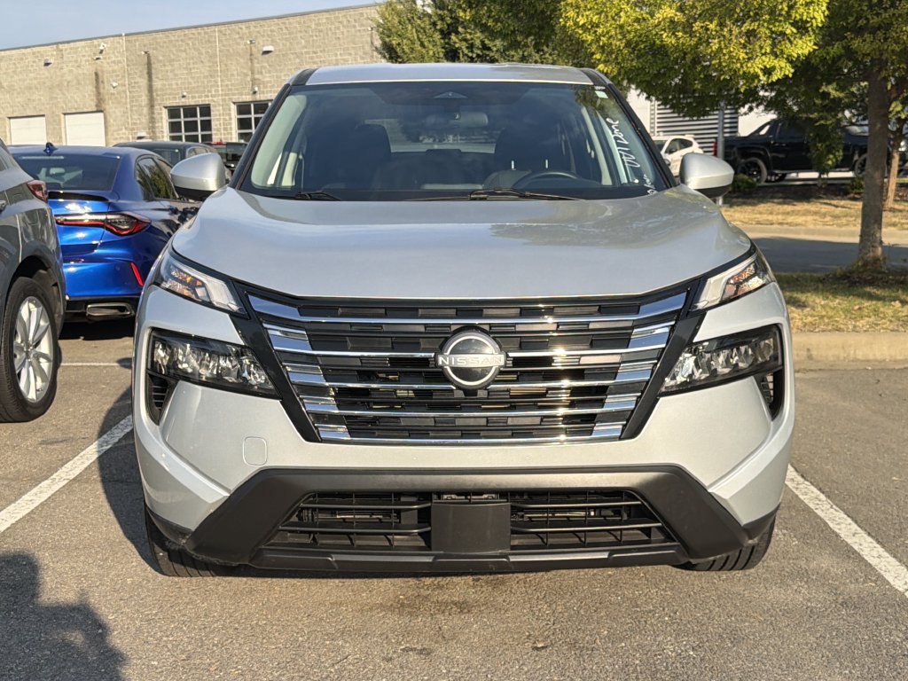 Used 2025 Nissan Rogue SV AWD/4WD image 2