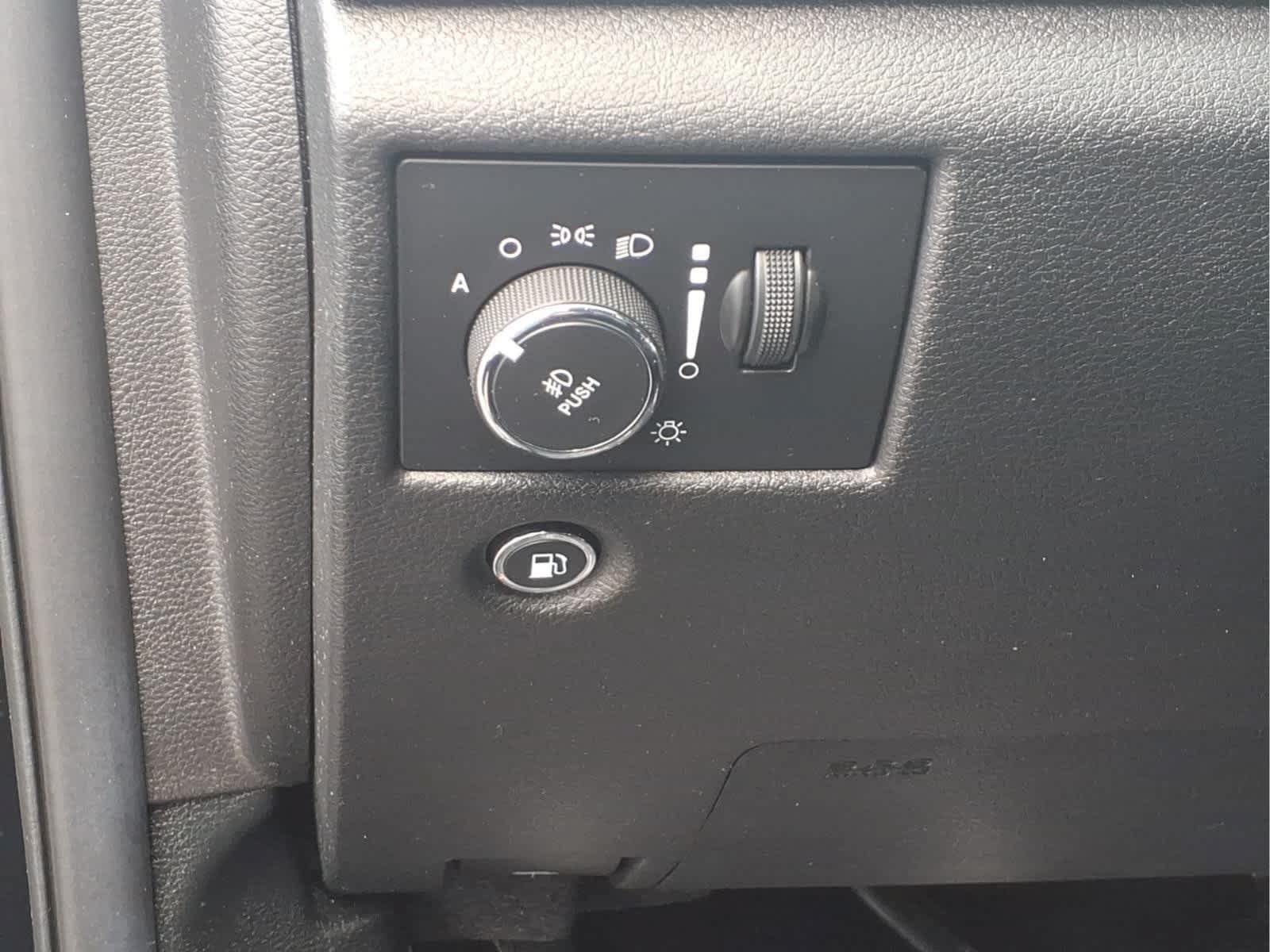 Used 2017 Jeep Grand Cherokee Altitude AWD/4WD image 13