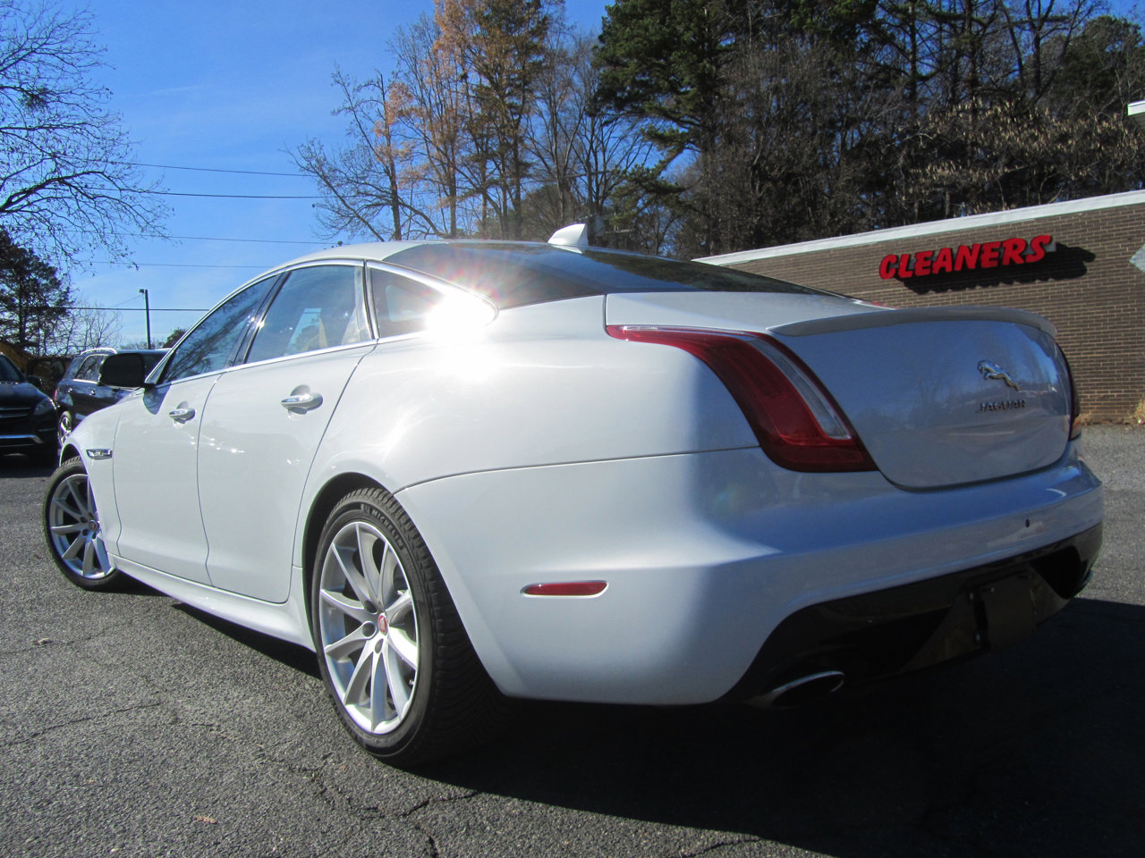 Used 2017 Jaguar XJ R-Sport image 9