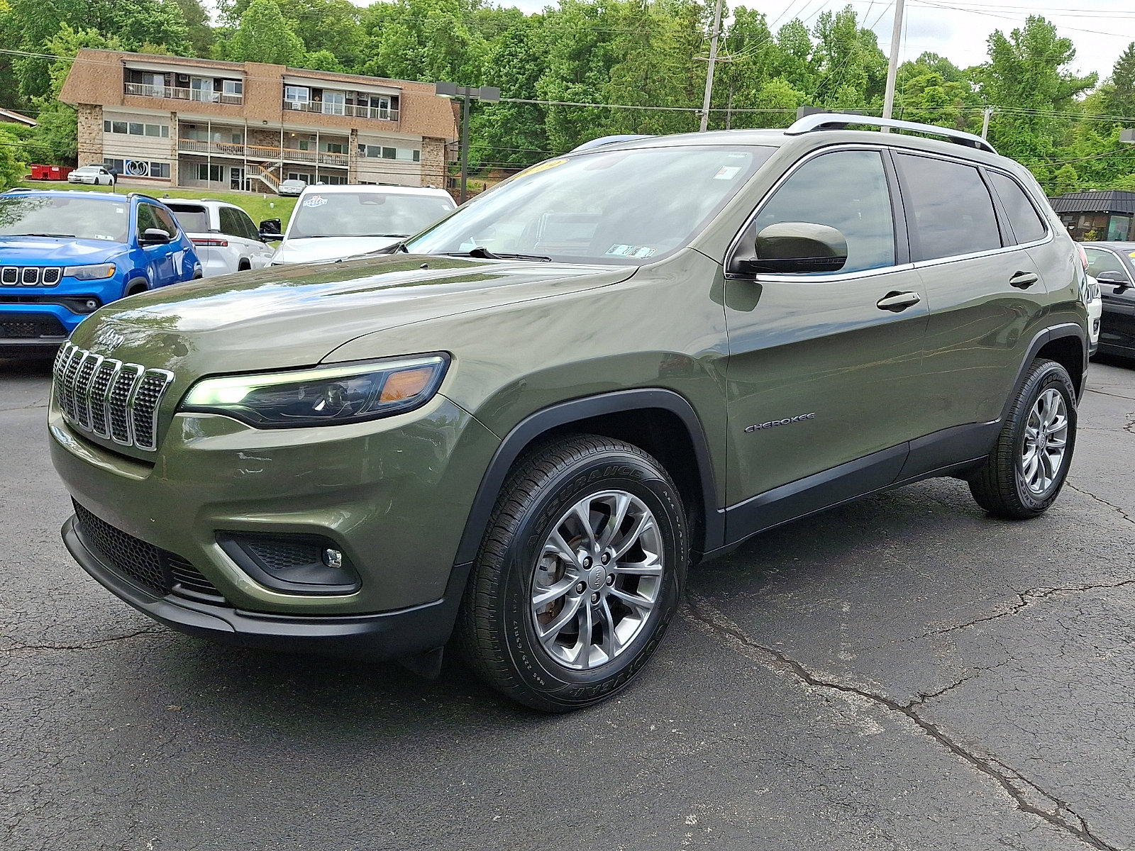 Certified 2019 Jeep Cherokee Latitude Plus AWD/4WD image 3