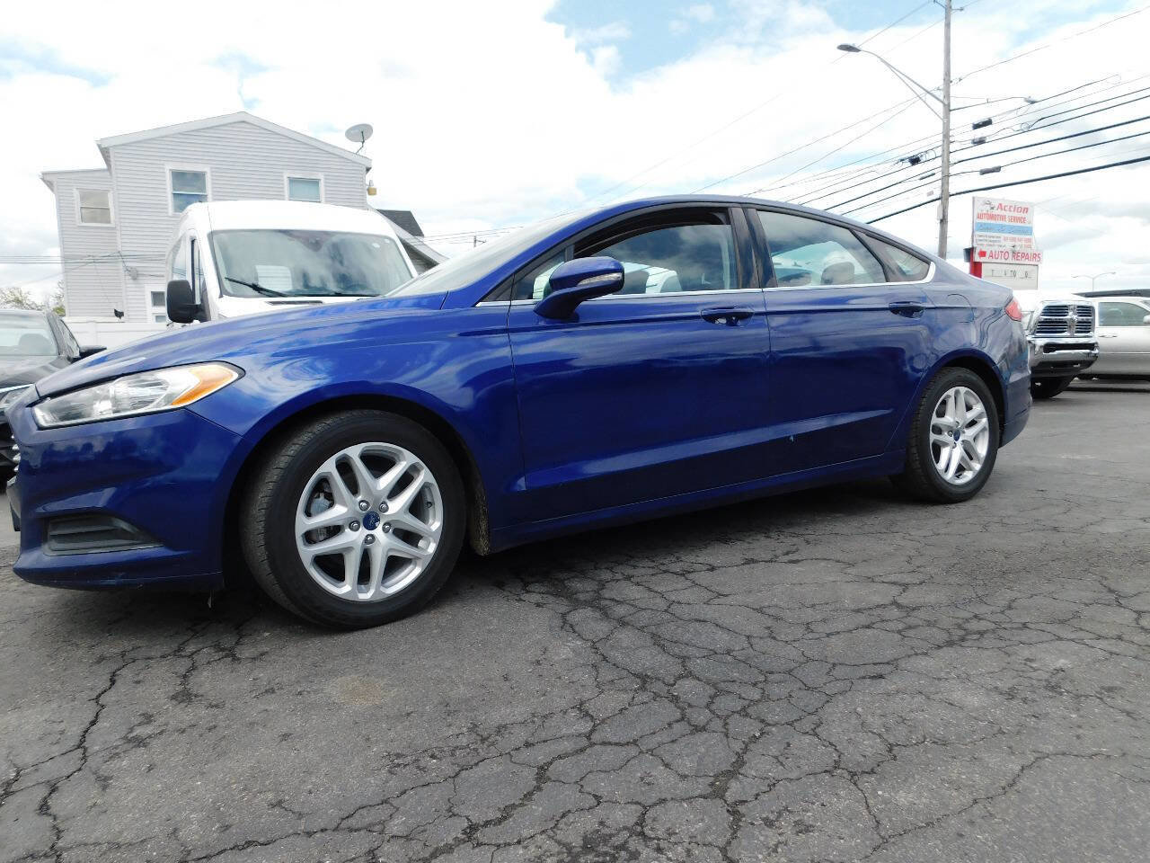 Used 2016 Ford Fusion SE FWD image 2