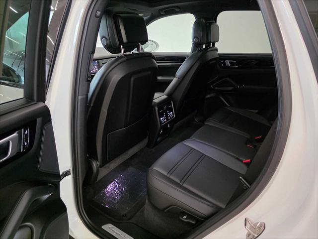 Used 2023 Porsche Cayenne AWD/4WD image 19